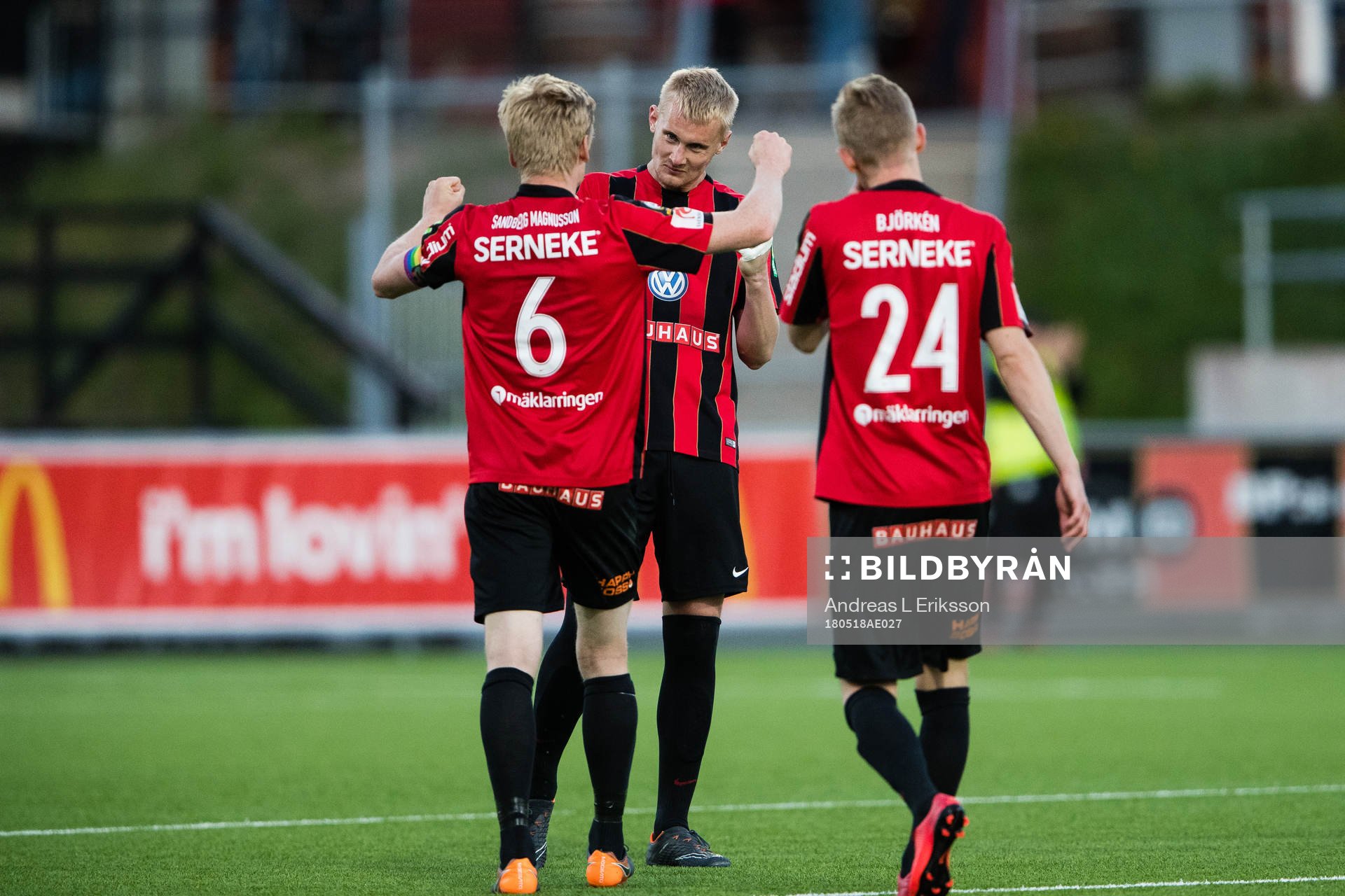 Brommapojkarnas Gustav Sandberg Magnusson, Ludvig Öhman Silwerfeldt och Fritiof Björken jublar efter fotbollsmatchen i Allsvenskan mellan Brommapojkarna och Kalmar den 18 maj 2018 i Stockholm. 