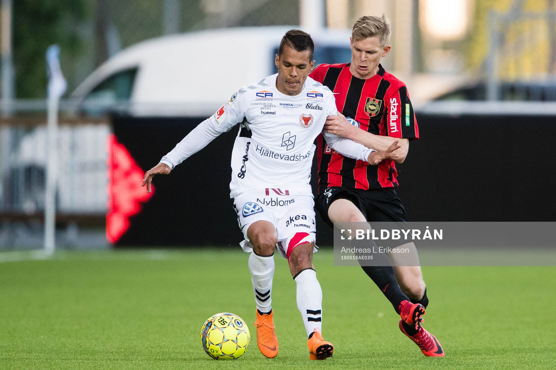 Kalmars Hiago Ramiro i kamp om bollen med Brommapojkarnas Fritiof Björken under fotbollsmatchen i Allsvenskan mellan Brommapojkarna och Kalmar den 18 maj 2018 i Stockholm.