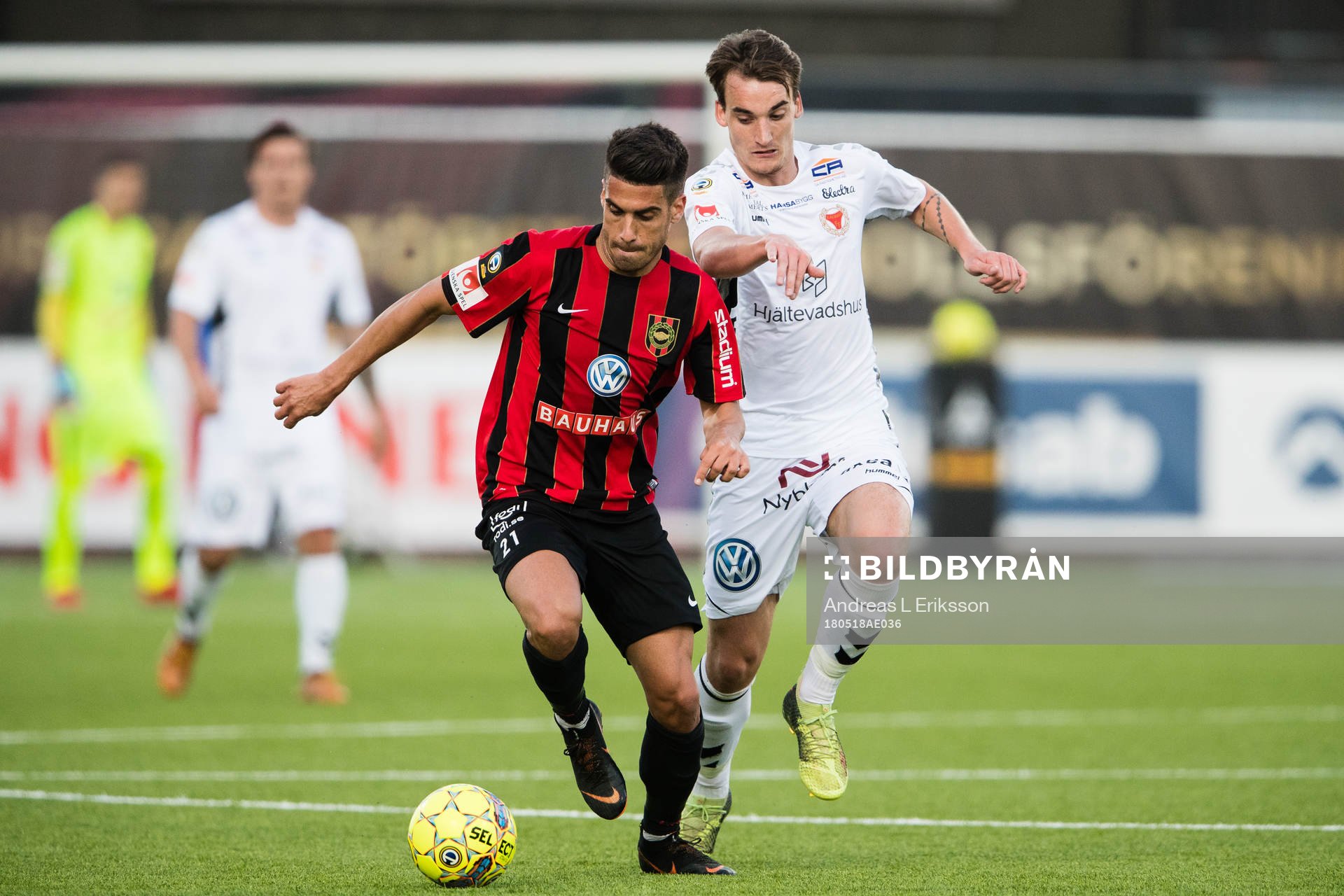 Brommapojkarnas Antonio Nieves Martin i kamp om bollen med