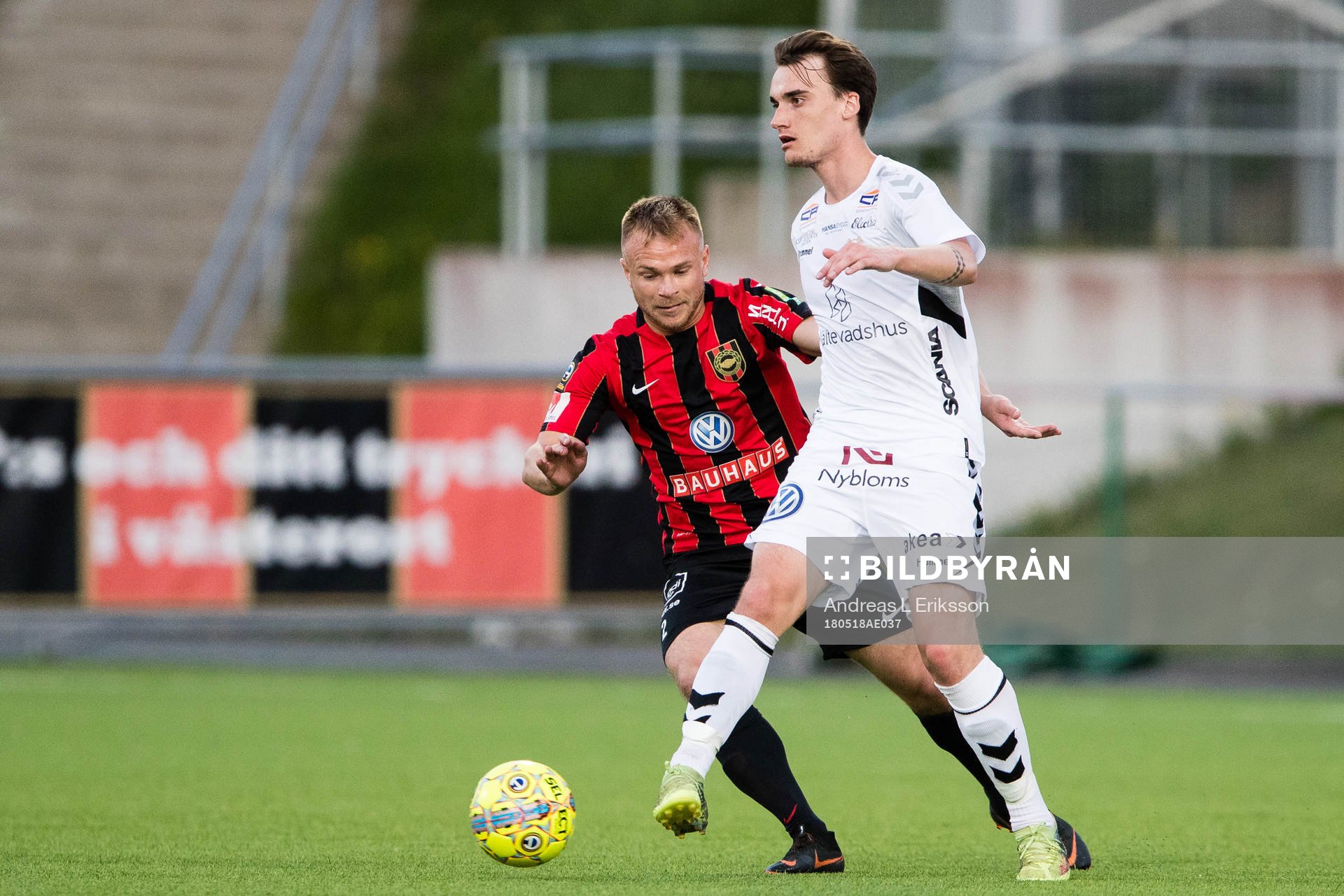 Brommapojkarnas Christopher Brandeborn i kamp om bollen med