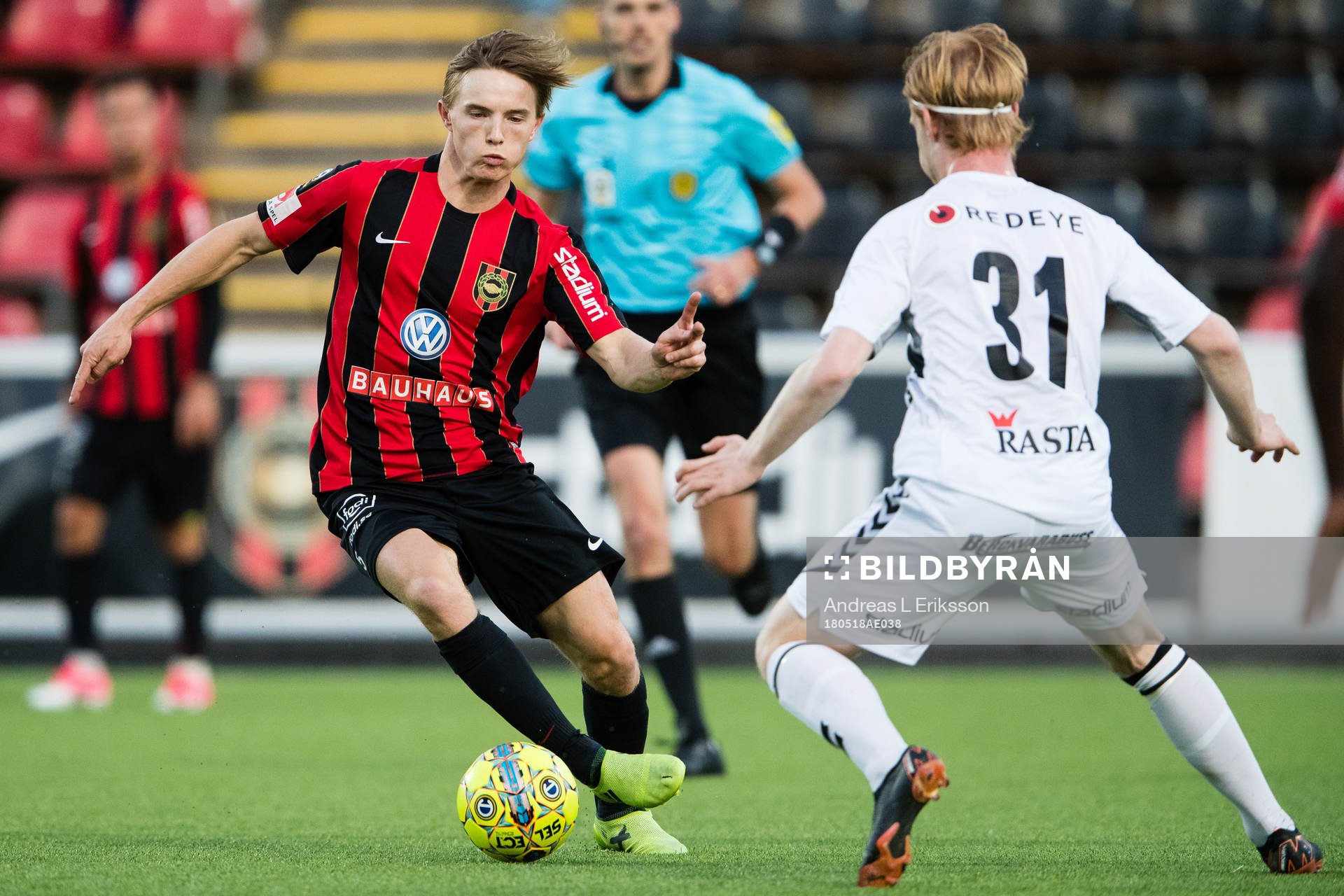 Brommapojkarnas Jacob Ortmark och Kalmars Nils Fröling under fotbollsmatchen i Allsvenskan mellan Brommapojkarna och Kalmar den 18 maj 2018 i Stockholm.