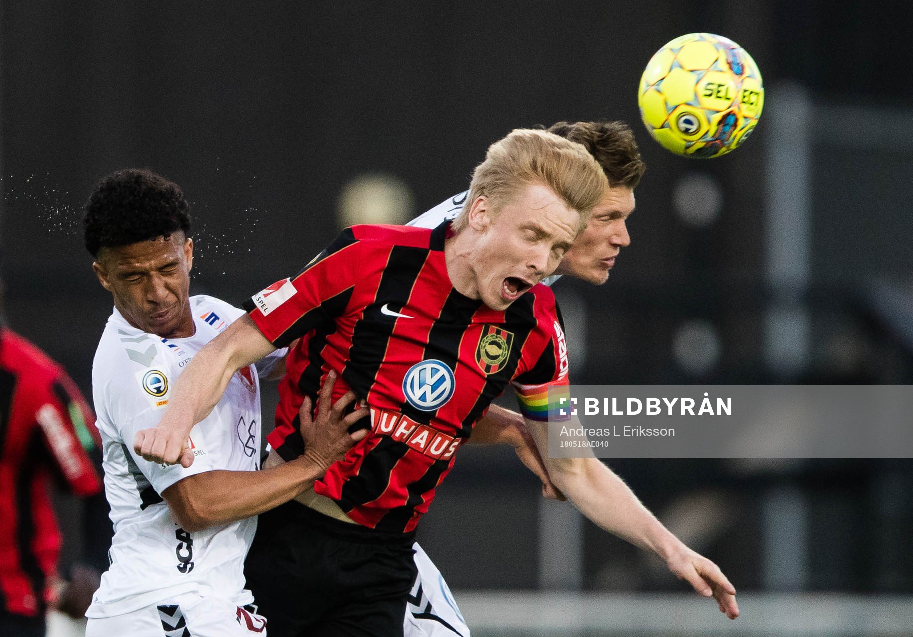 Brommapojkarnas Gustav Sandberg Magnusson i en nickduell