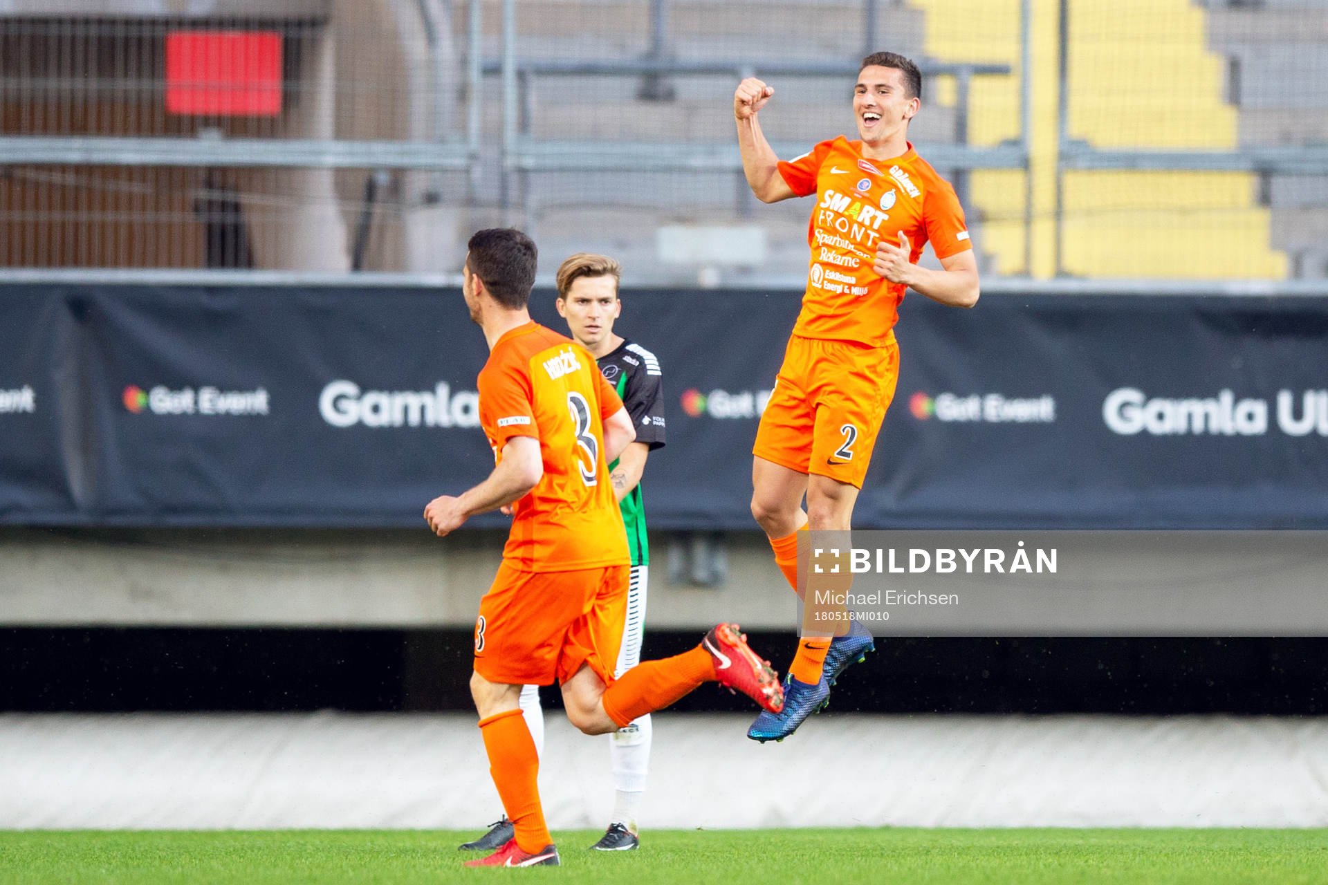 AFC Eskilstunas Adnan Kojic jublar med lagkamrater