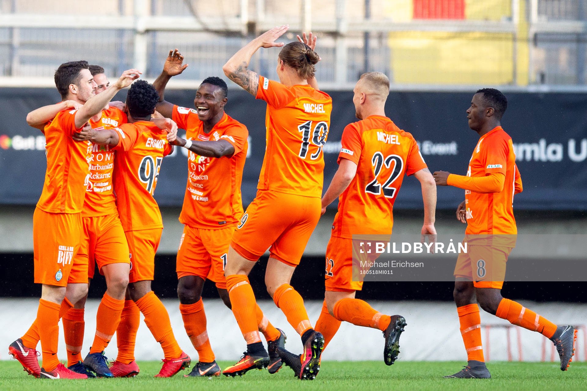 AFC Eskilstunas Adnan Kojic jublar med lagkamrater