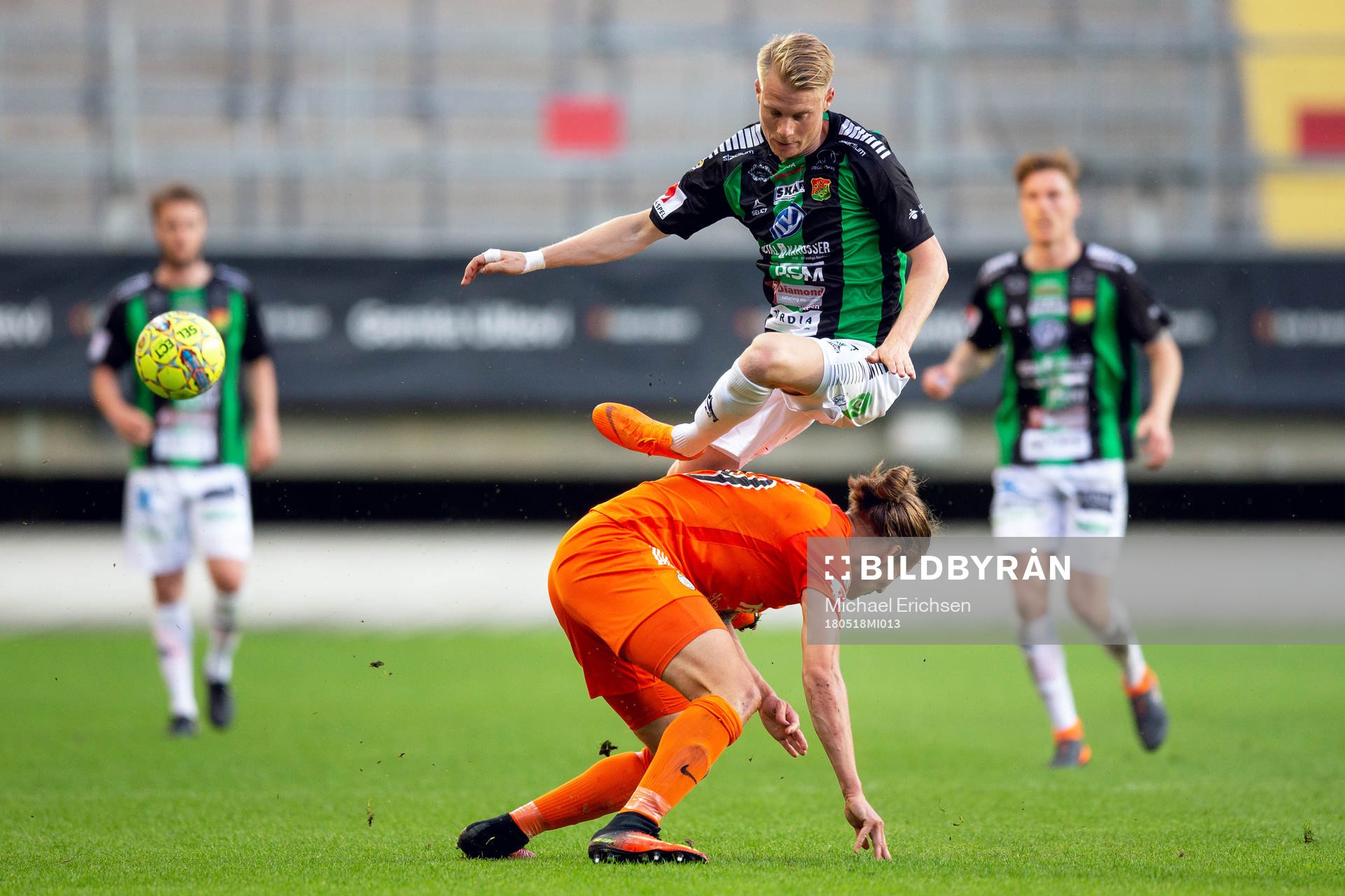 GAIS Johan Svahn och AFC Eskilstunas Felix Michel