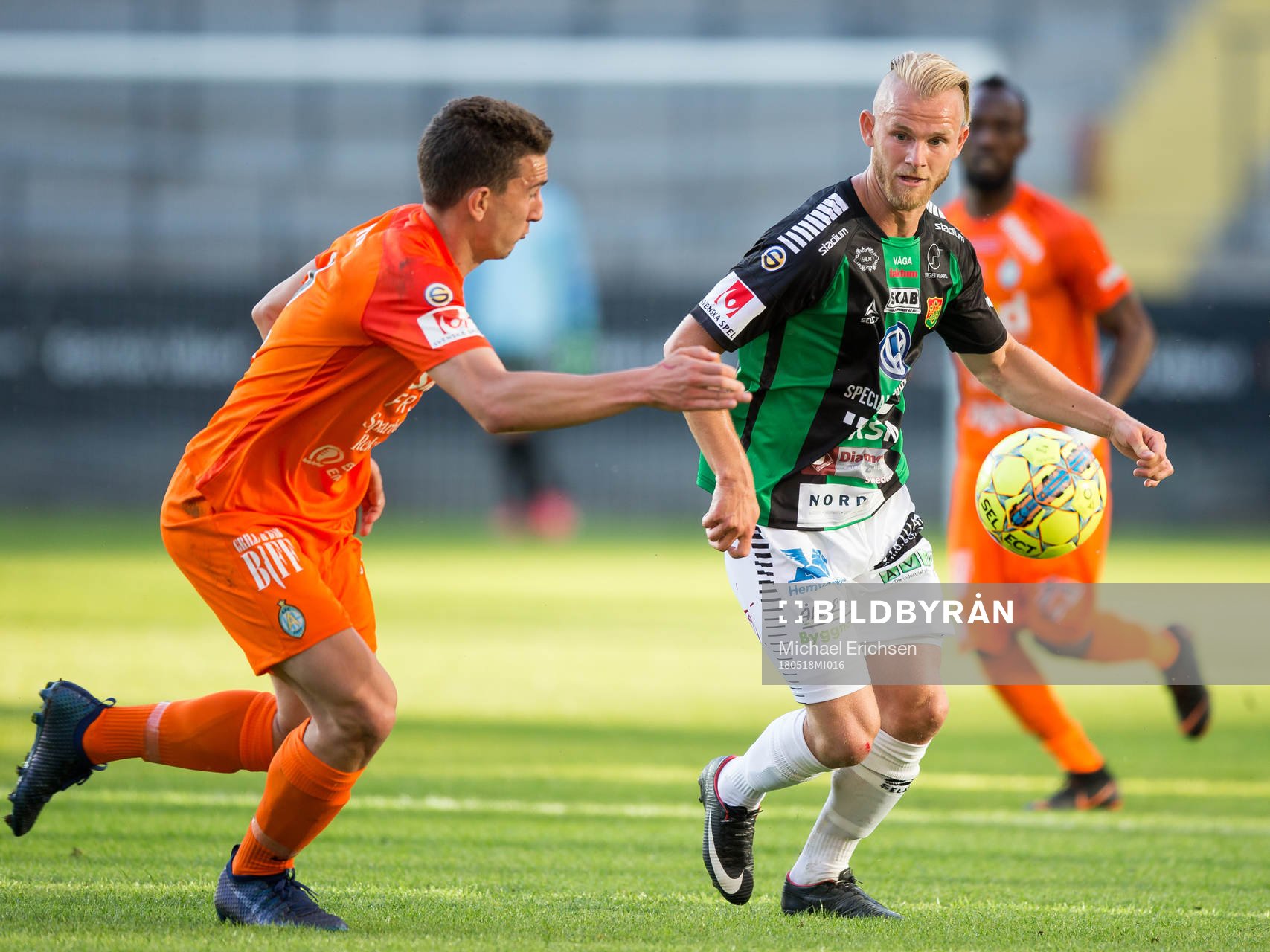 GAIS Niclas Andersén mot AFC Eskilstunas Adnan Kojic under fotbollsmatchen i Superettan mellan Gais och AFC Eskilstuna den 18 maj 2018 i Göteborg.