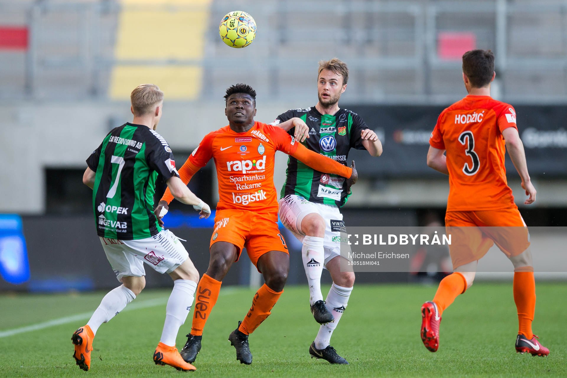 AFC Eskilstunas Oke Akpoveta i kamp med GAIS Niklas Olsson under fotbollsmatchen i Superettan mellan Gais och AFC Eskilstuna den 18 maj 2018 i Göteborg.