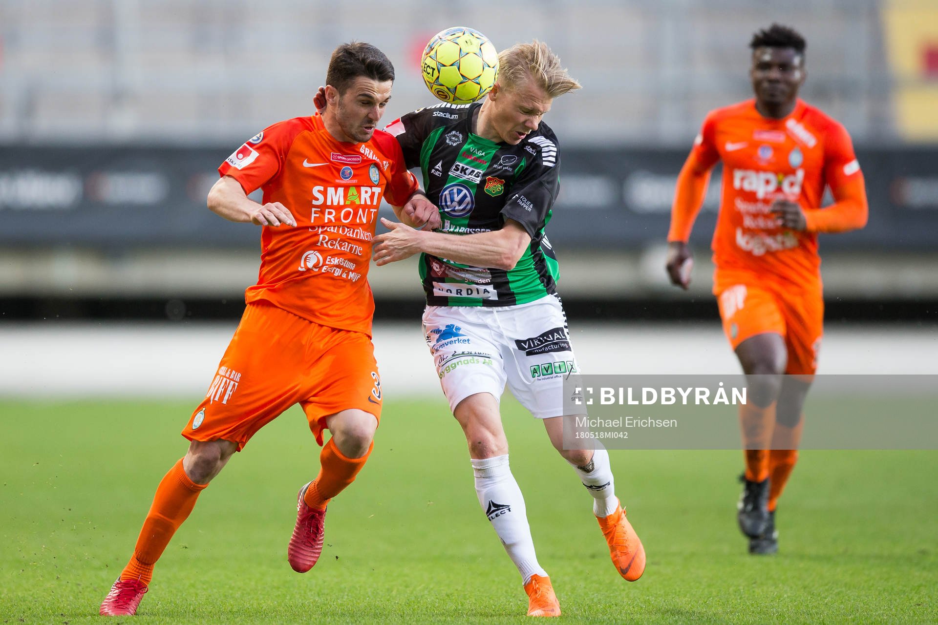 AFC Eskilstunas Kadir Hodzic i kamp med GAIS Johan Svahn under fotbollsmatchen i Superettan mellan Gais och AFC Eskilstuna den 18 maj 2018 i Göteborg.