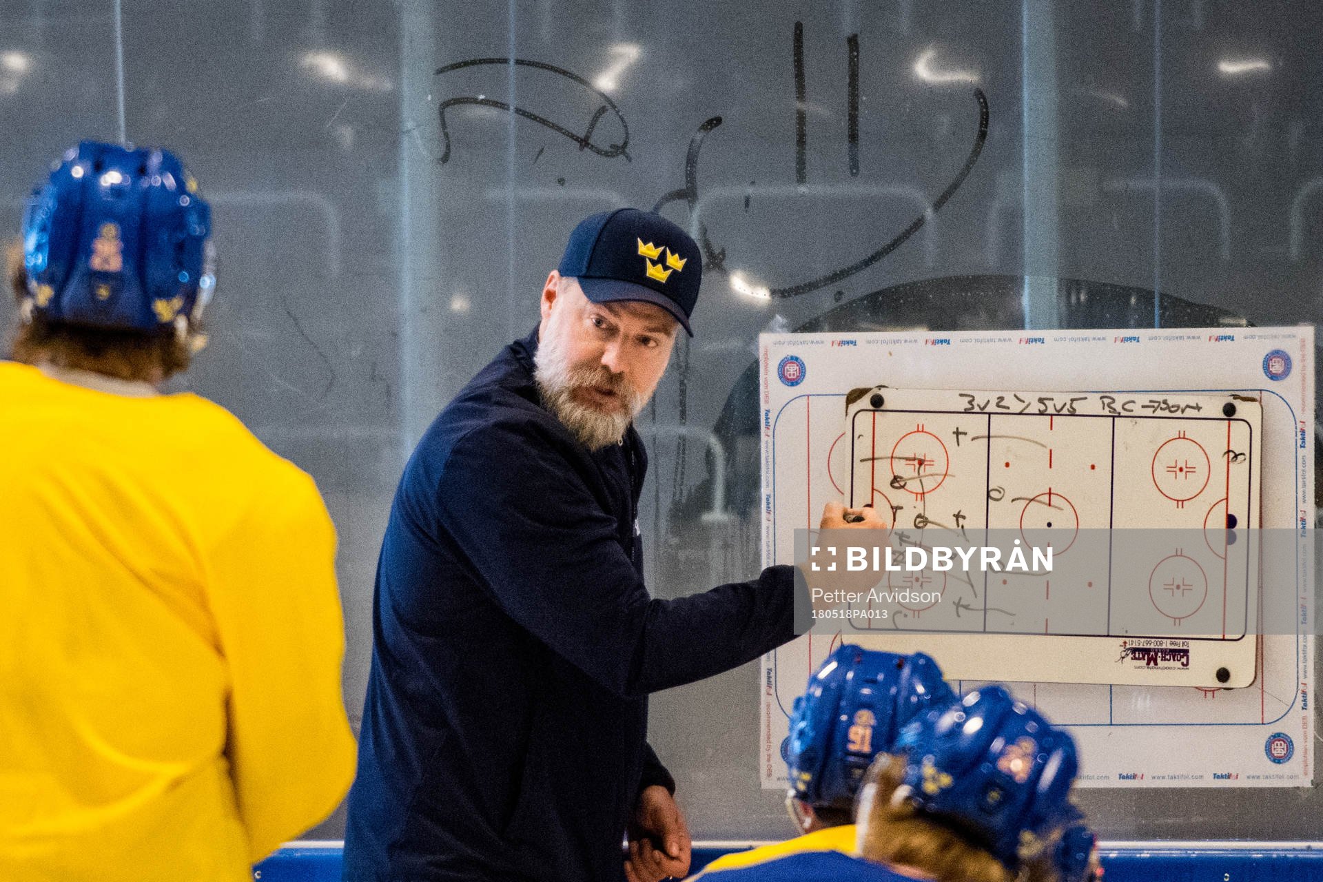 Sveriges förbundskapten Rikard Grönborg håller