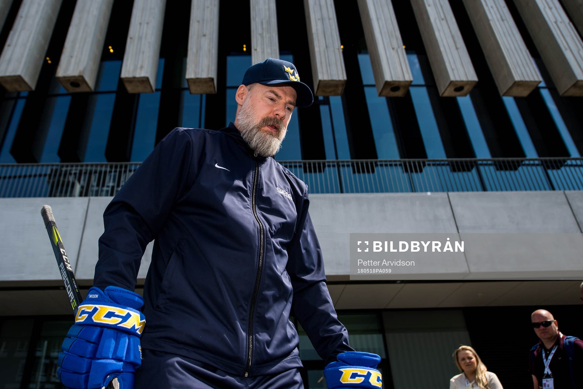 Sveriges förbundskapten Rikard Grönborg anländer