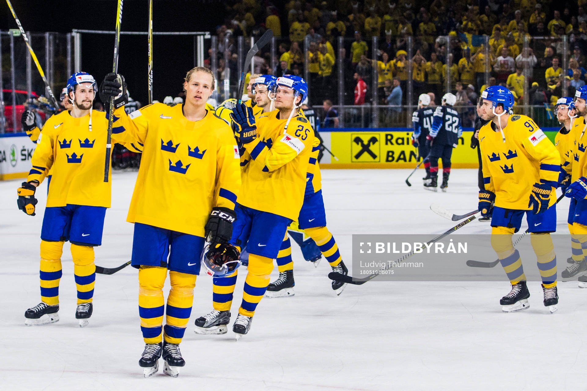 Sveriges Hampus Lindholm jublar