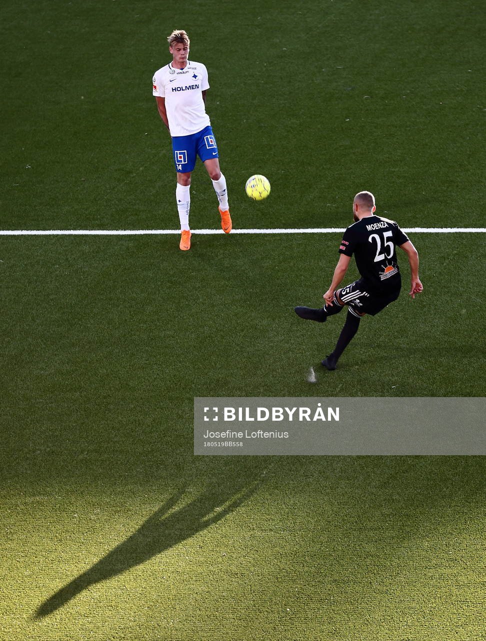 Dalkurds Malkolm Moenza skjuter mot Norrköpings Eric Smith