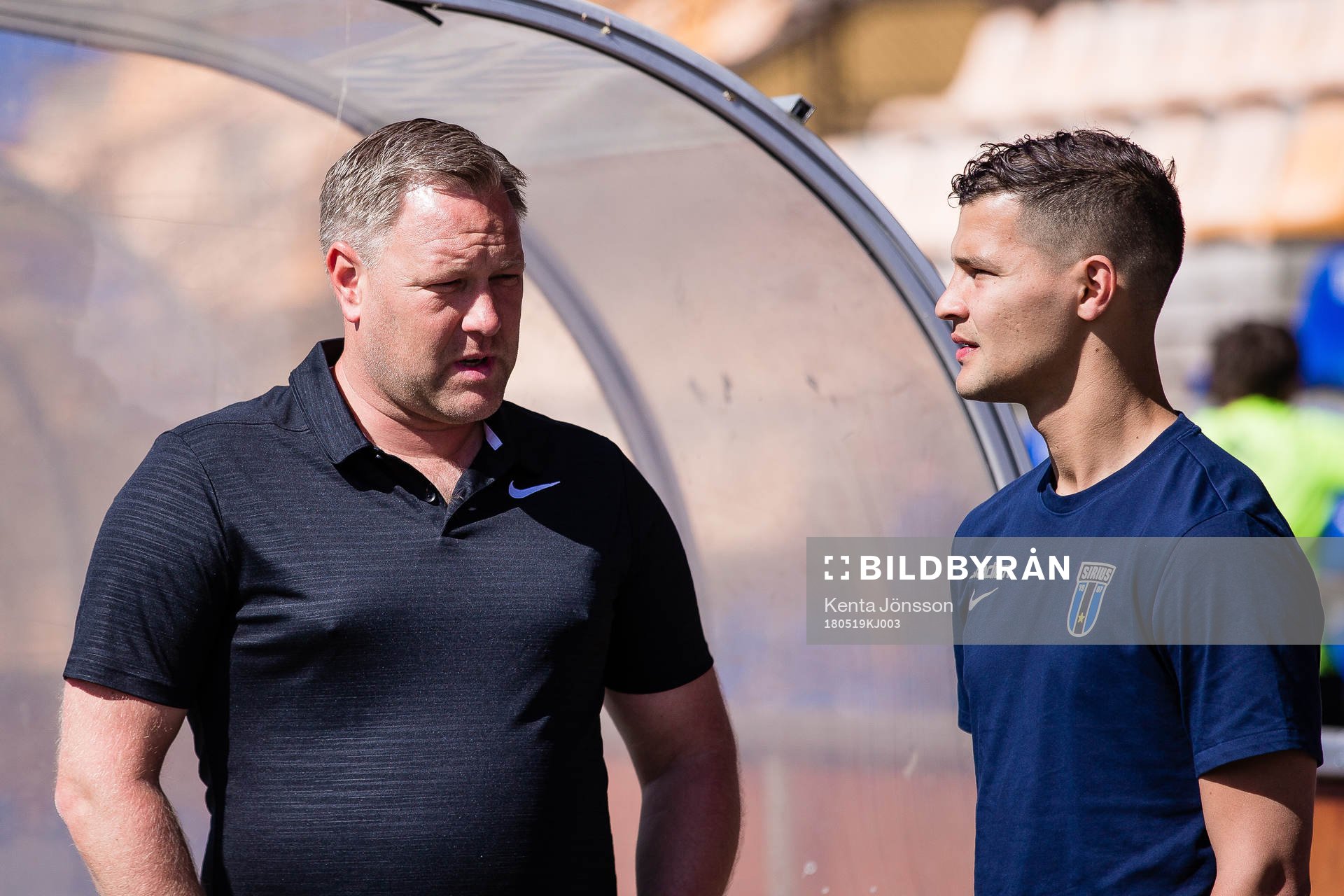 Trelleborgs tränare Patrick Winqvist och Sirius Mauricio Albornoz i samtal innan fotbollsmatchen i Allsvenskan mellan Sirius och Trelleborg den 19 Maj 2018 i Uppsala. 