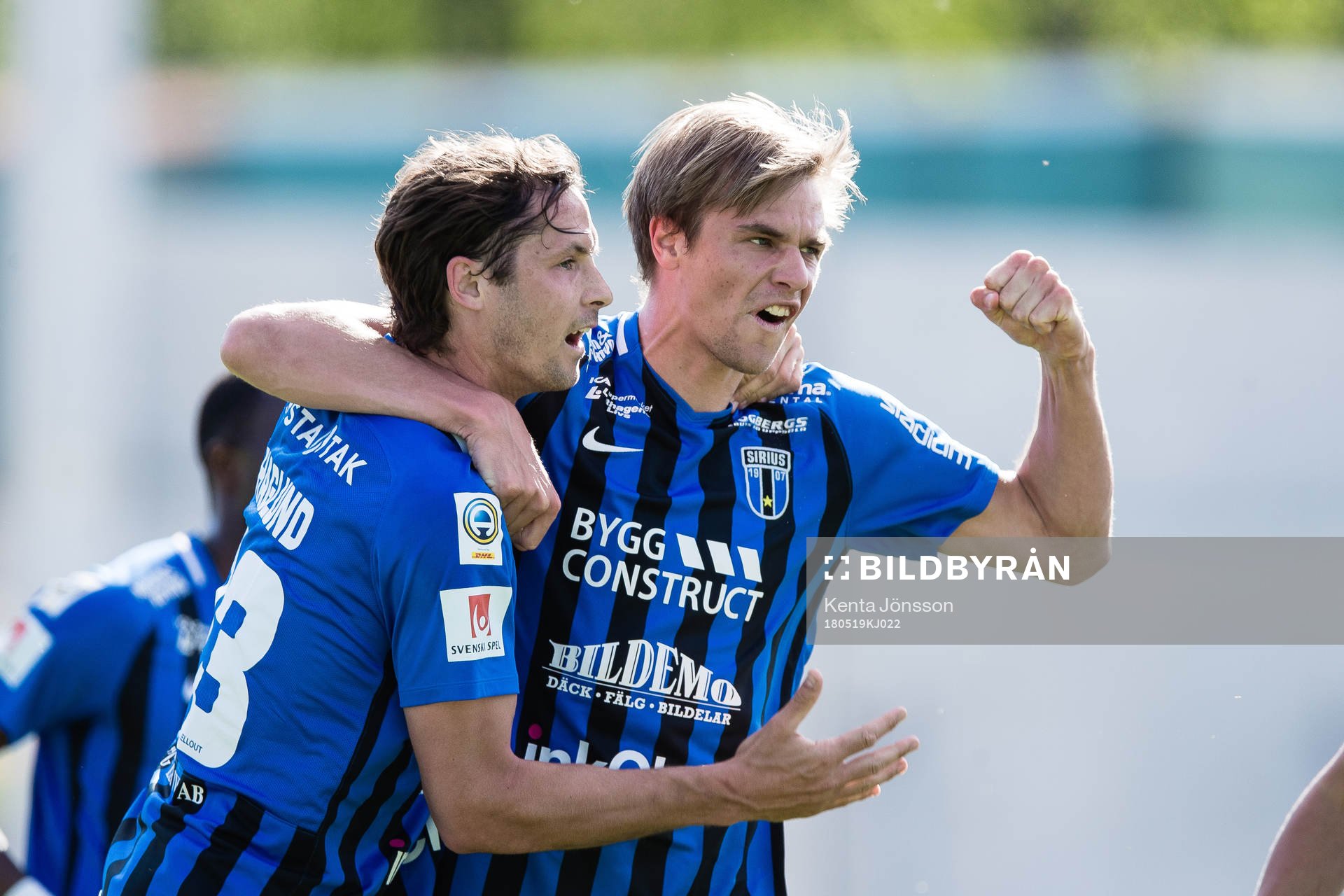 Sirius Oscar Pehrsson jublar med Philip Haglund