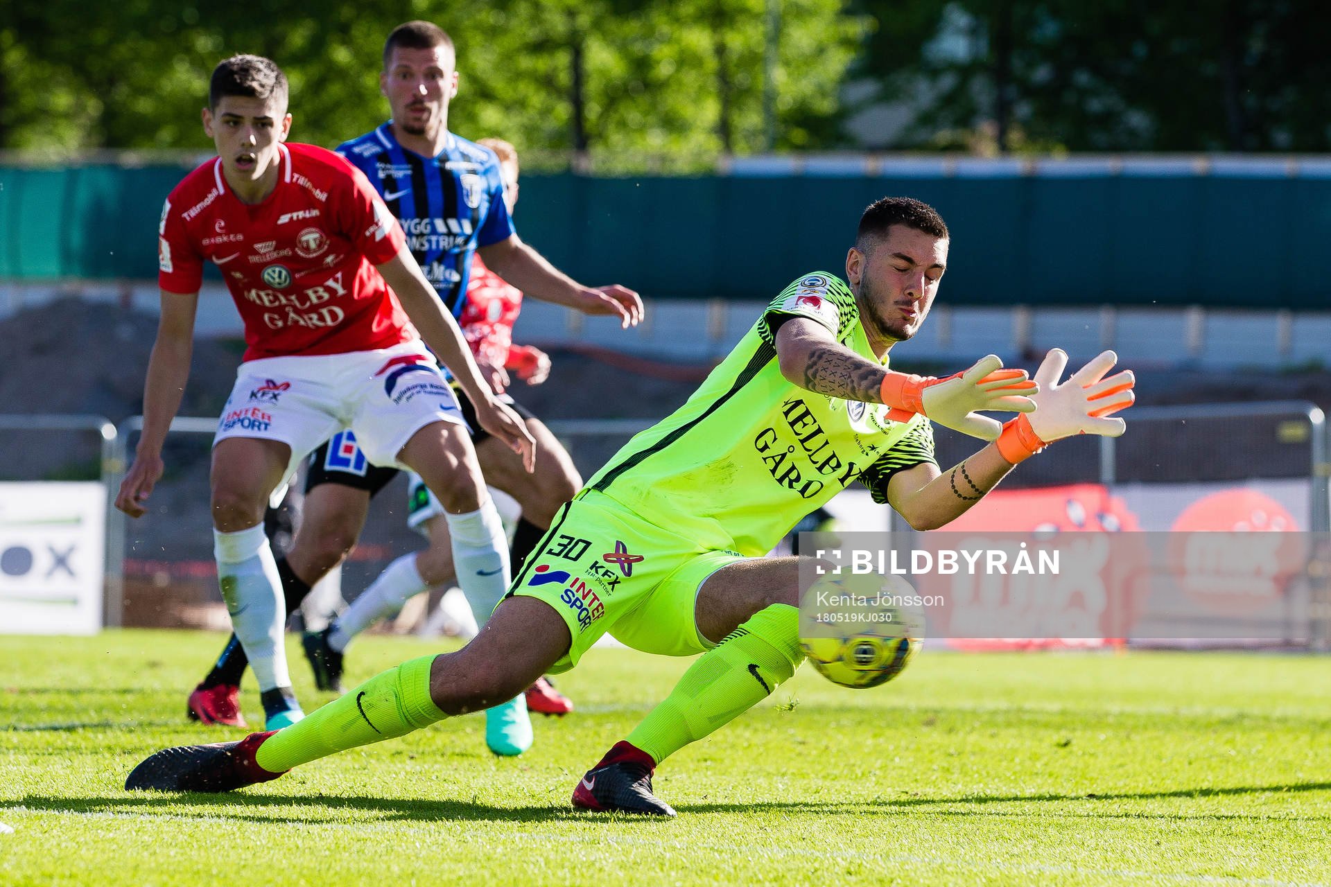 Trelleborgs målvakt Marko Johansson med en räddning