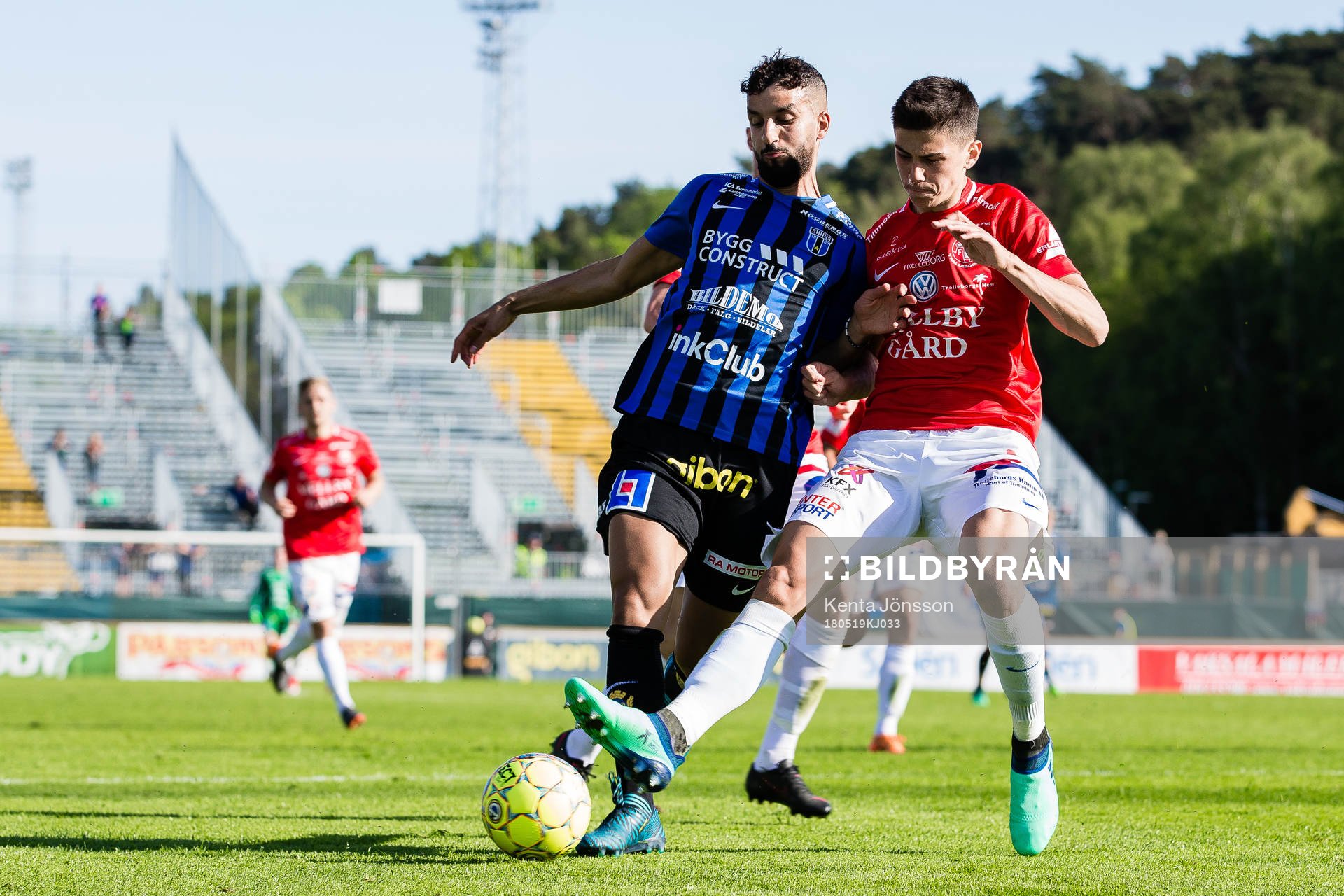 Sirius Omar Eddahri och Trelleborgs Denis Hadzikadunic i en