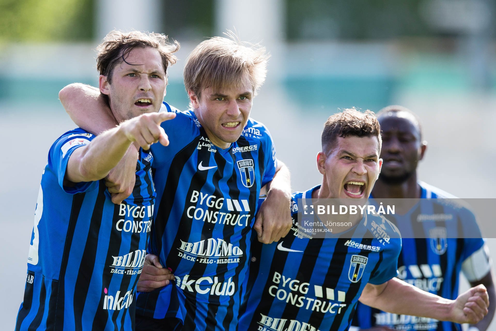 Sirius Oscar Pehrsson (m) jublar med Philip Haglund (v) och