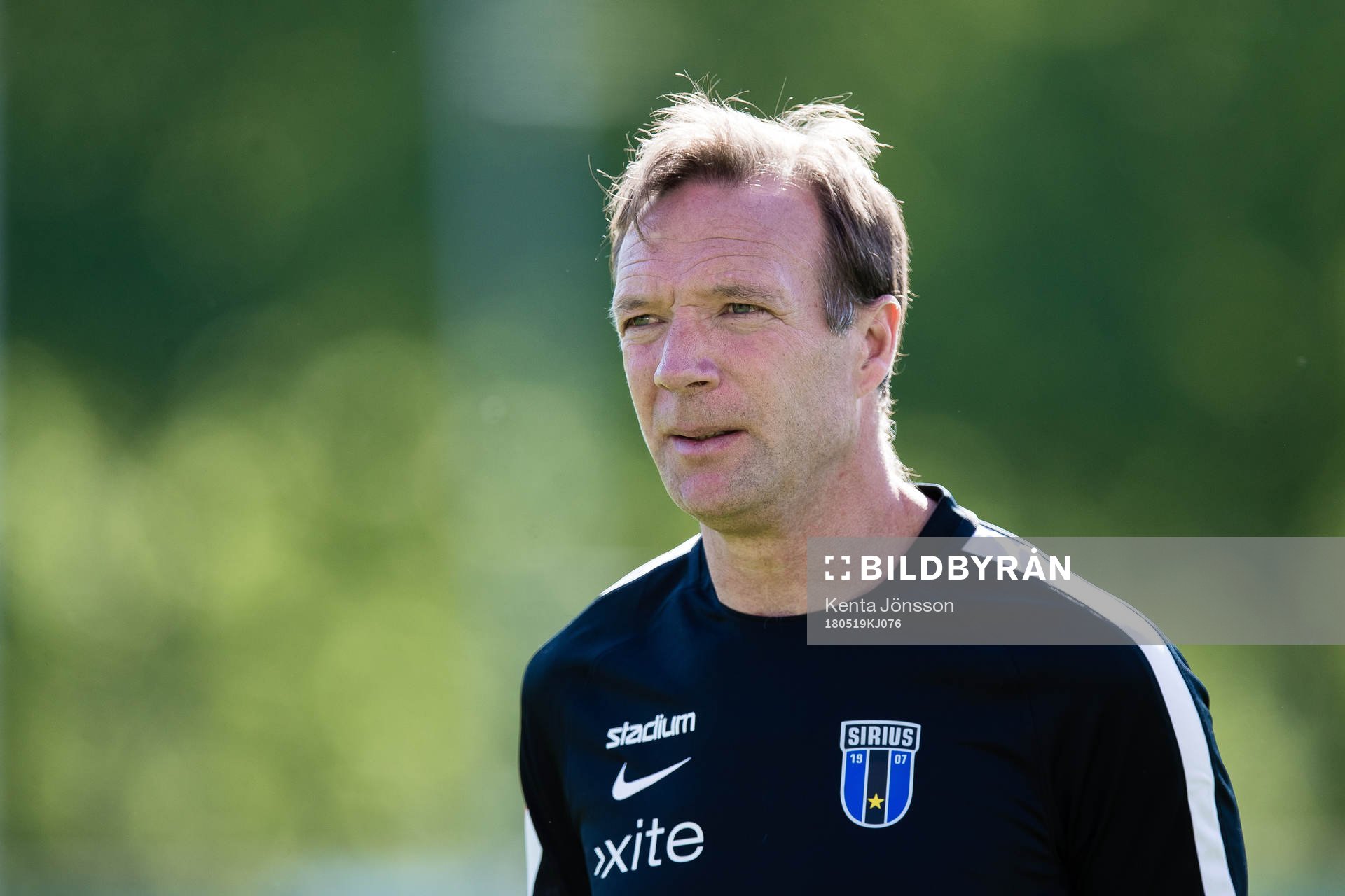 Sirius tränare Kim Bergstrand innan fotbollsmatchen i
