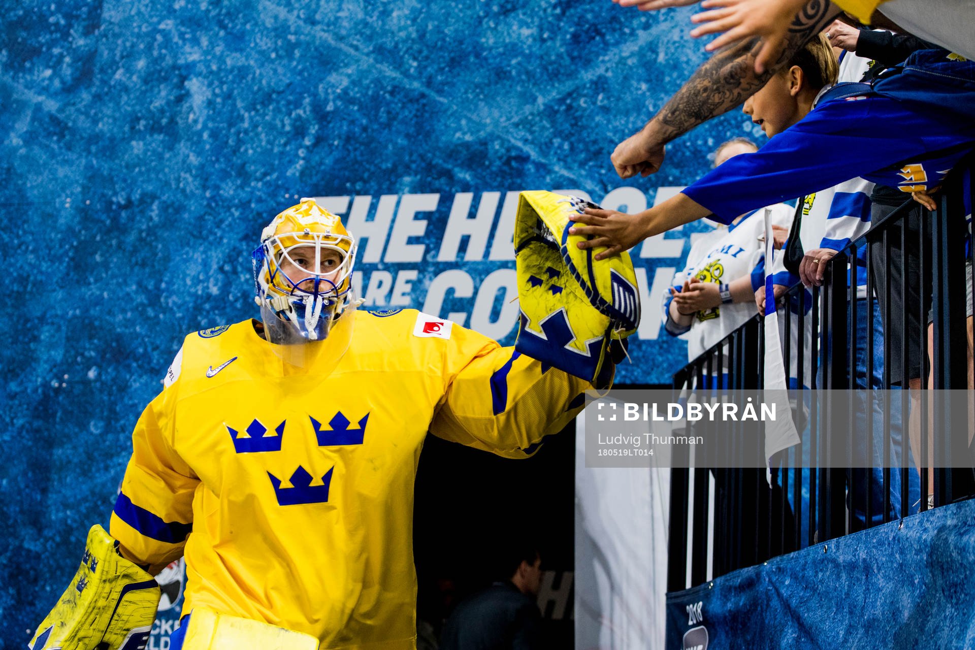 Sveriges målvakt Magnus Hellberg påväg in till