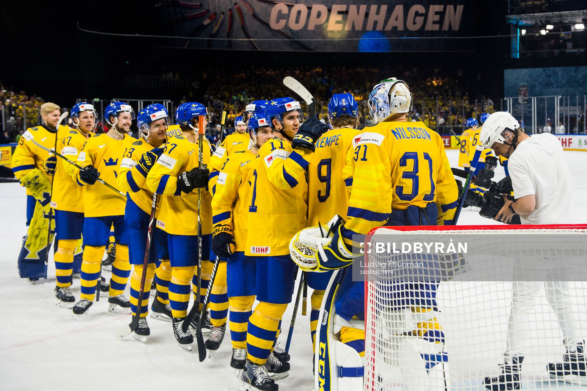Sveriges spelare krämar om målvakt Anders Nilsson