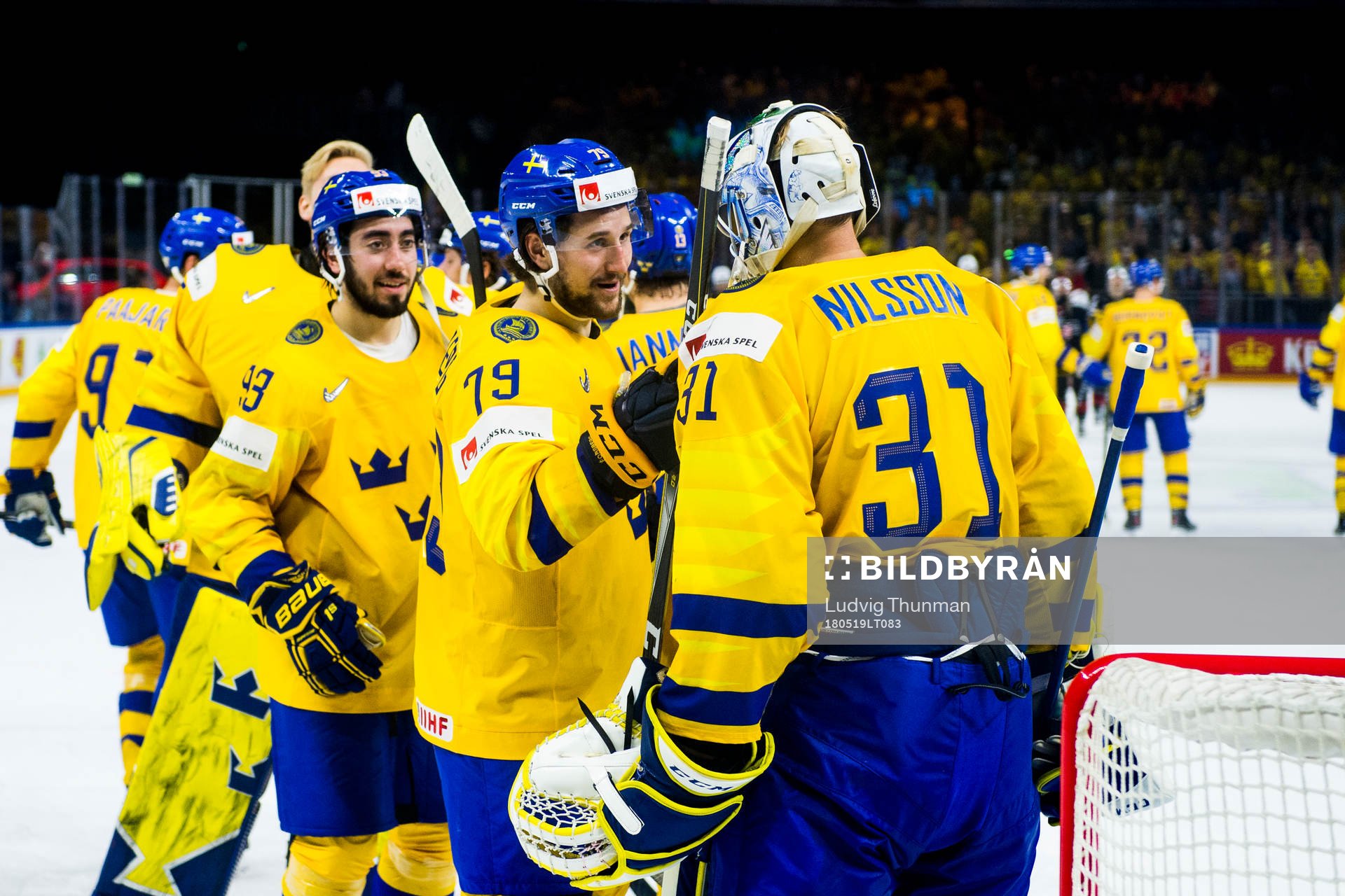 Sveriges Filip Forsberg kramar om målvakt Anders Nilsson