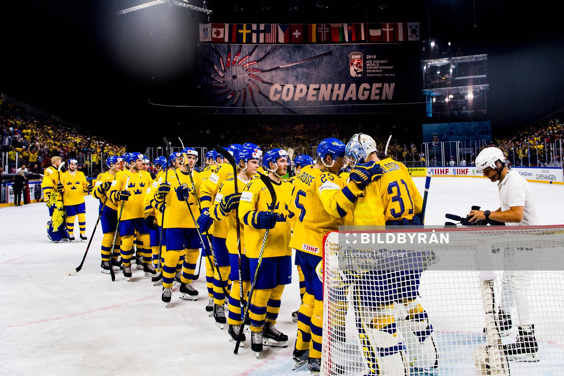 Sveriges spelare kramar om målvakt Anders Nilsson