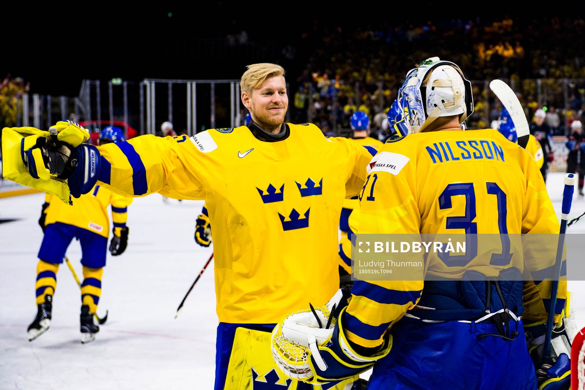 Sveriges målvakt Magnus Hellberg kramar om målvakt Anders