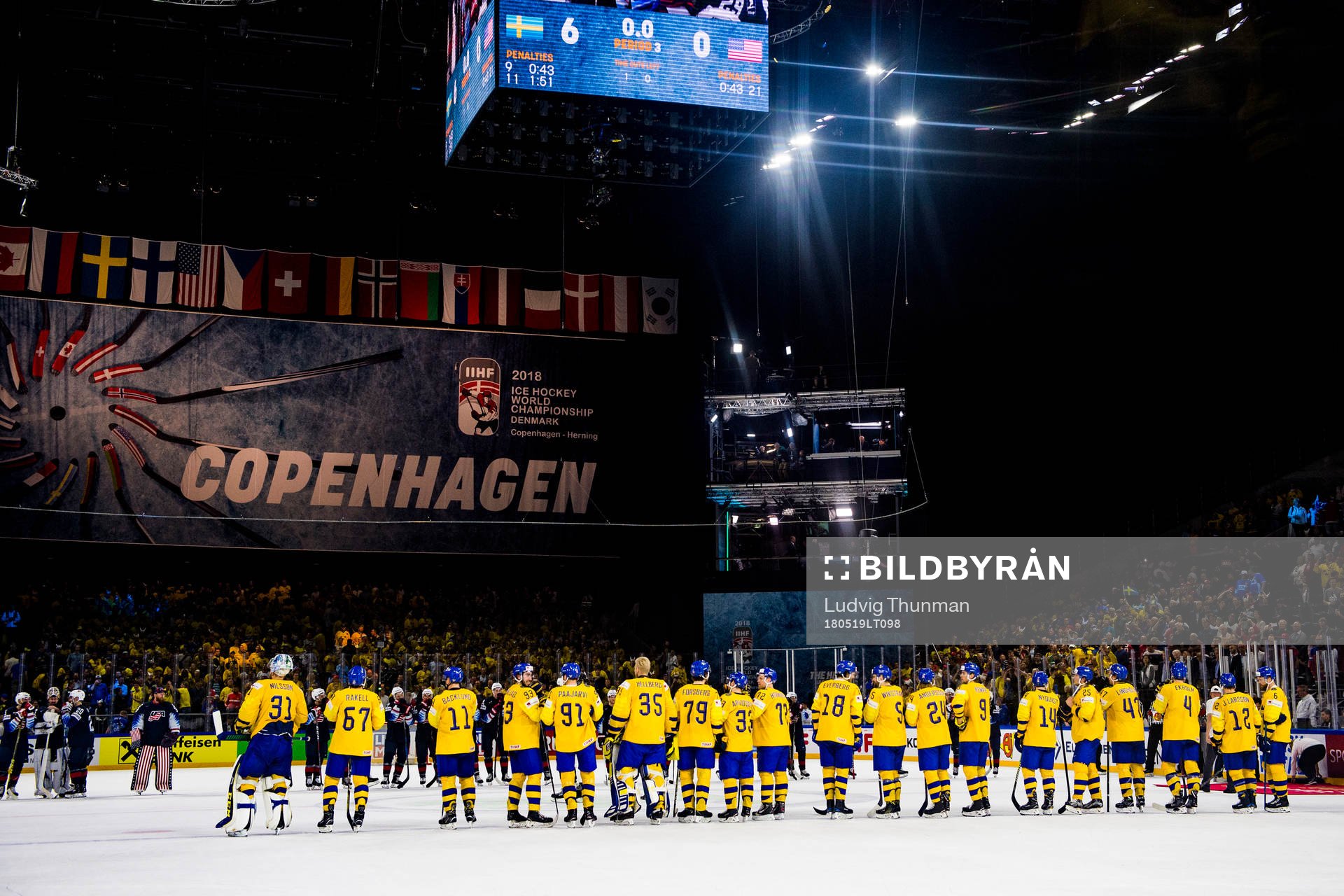 Sveriges spelare ställer upp för nationalsången