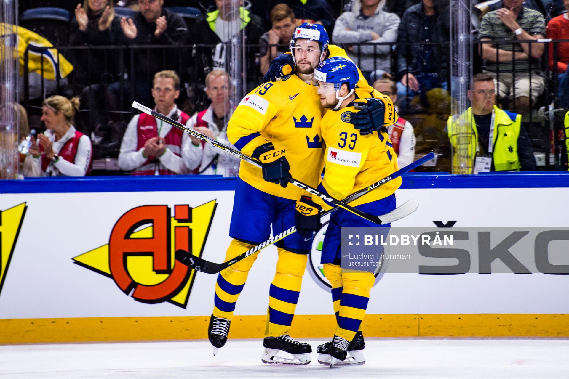 Sveriges Viktor Arvidsson kramas om av Filip Forsberg