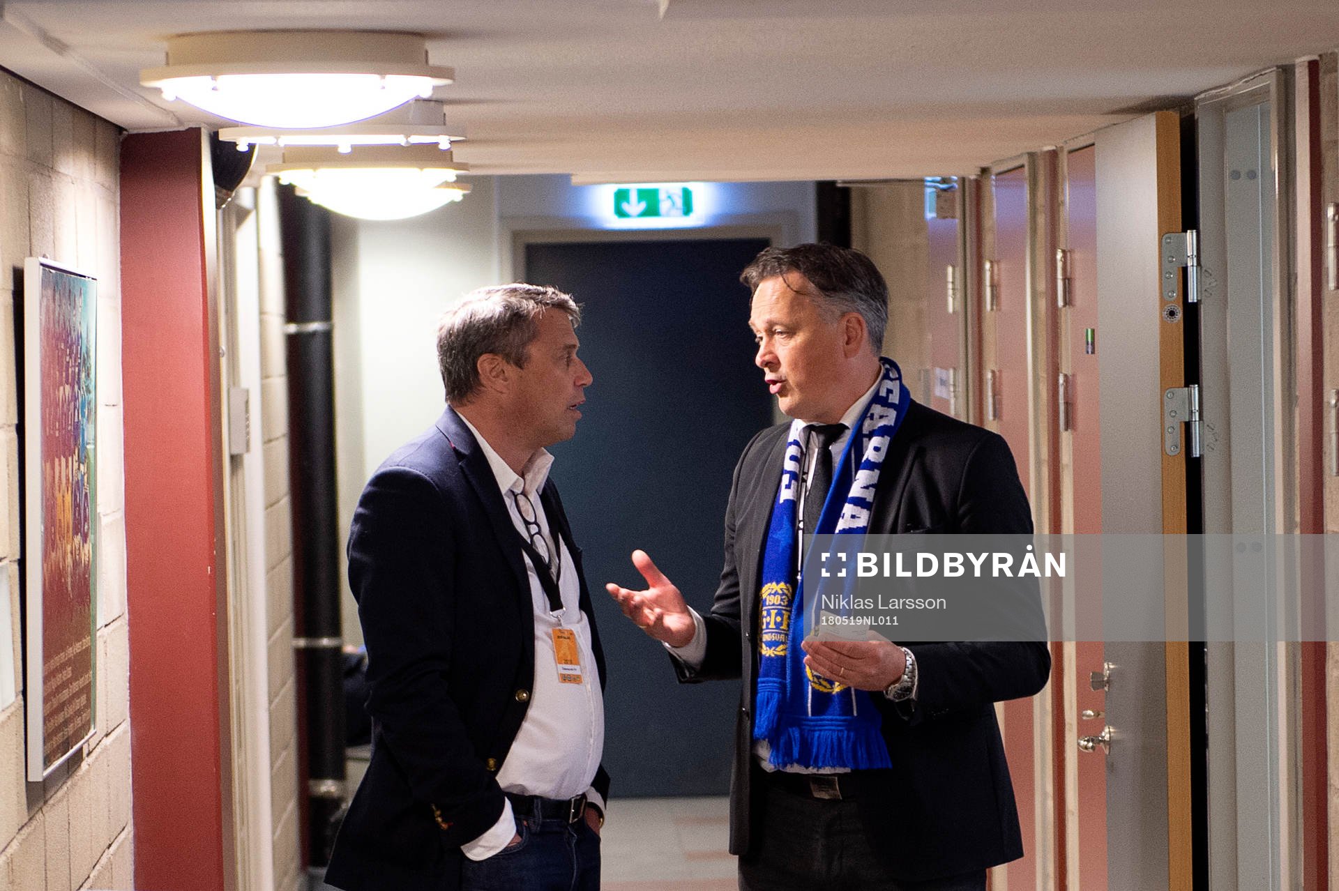 Sundsvalls klubbchef Urban Hagblom samtalar med Östersunds