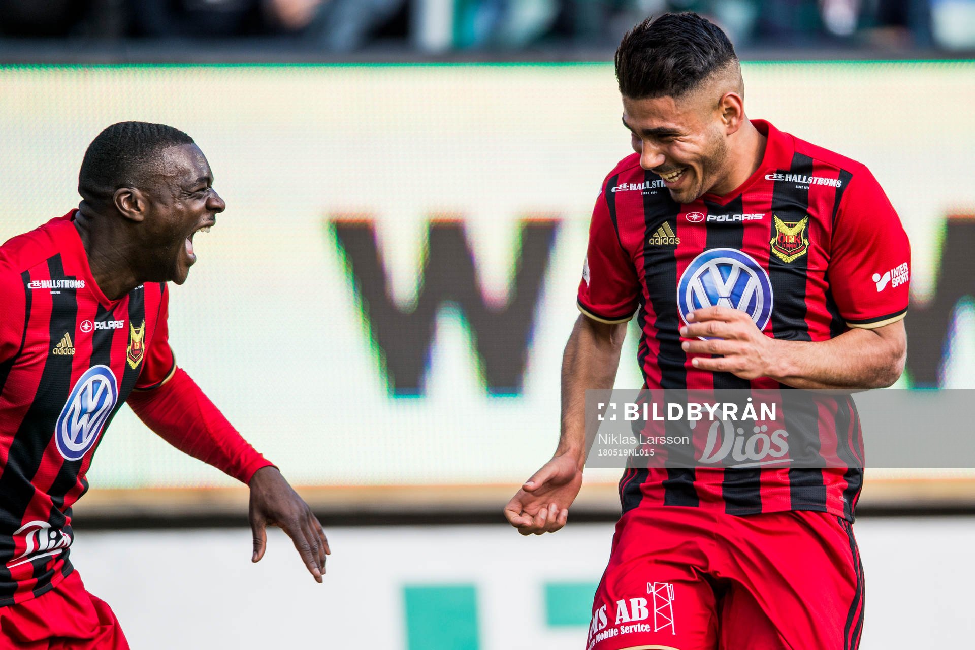 Östersunds Hosam Aiesh jublar med Ken Sema jublar efter 0-2 under fotbollsmatchen i Allsvenskan mellan GIF Sundsvall och Östersund den 19 maj 2018 i Sundsvall.