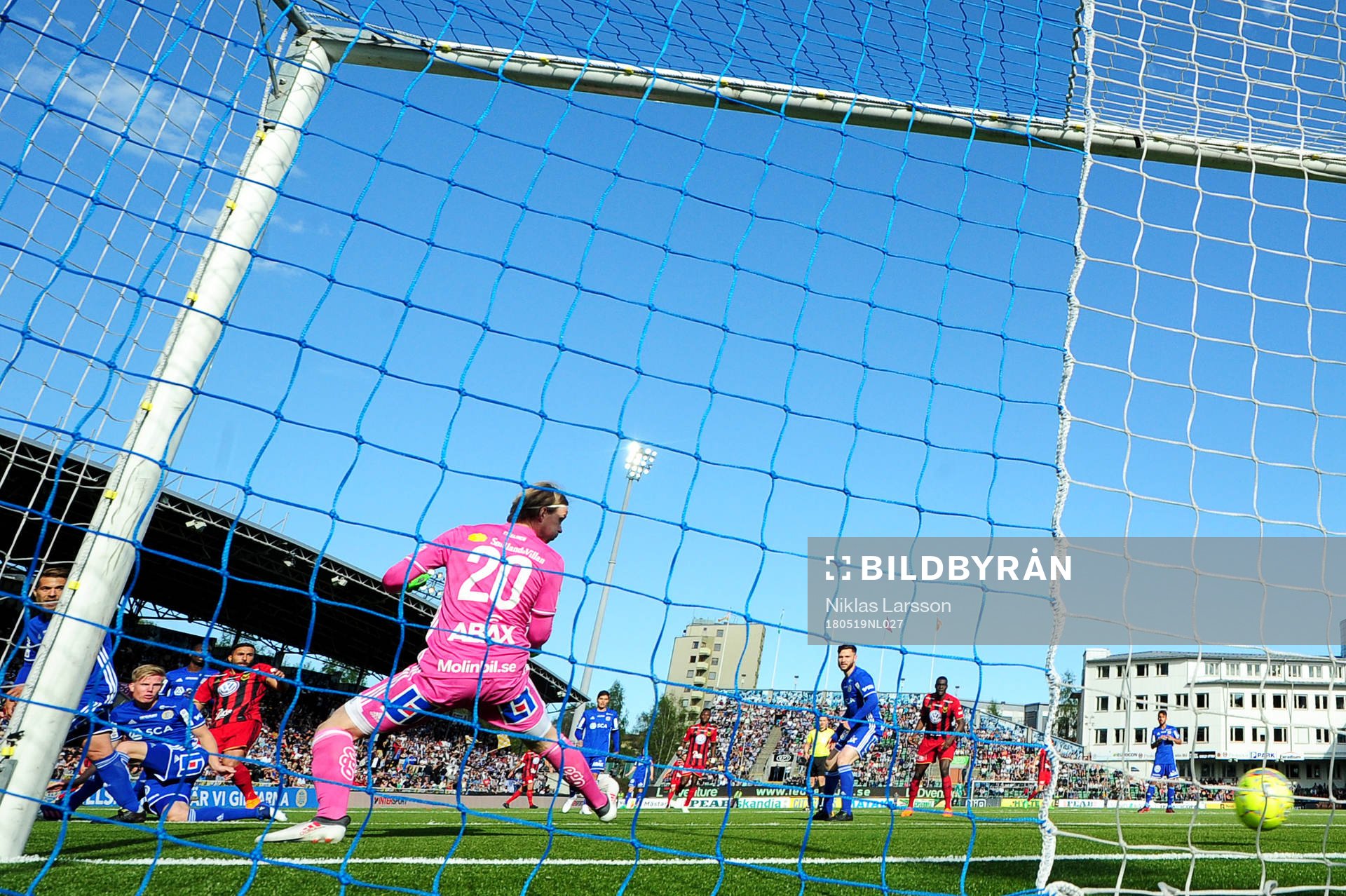 Östersunds Saman Ghoddos gör 1- målet