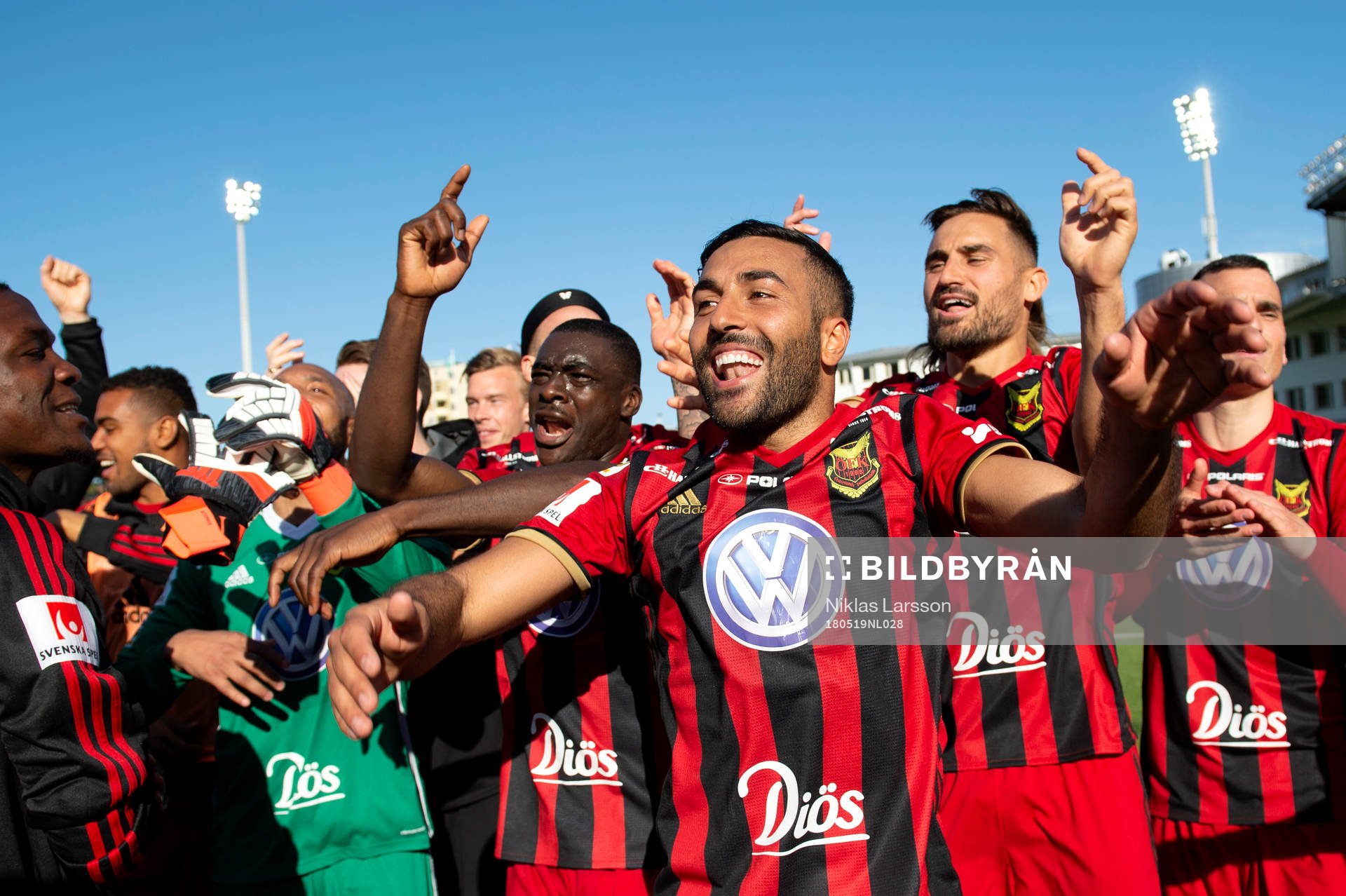 Östersunds Saman Ghoddos och de övriga spelarna jublar