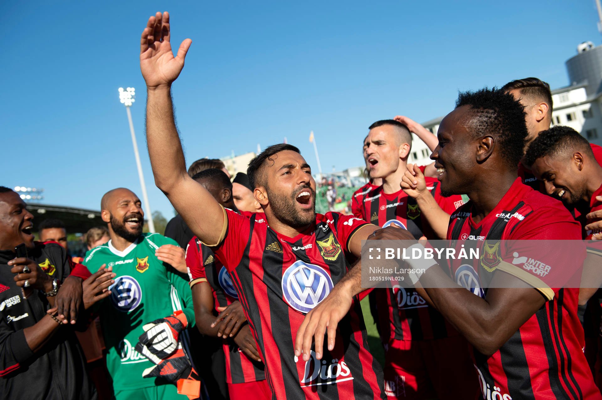 Östersunds Saman Ghoddos och Samuel Mensiro jublar