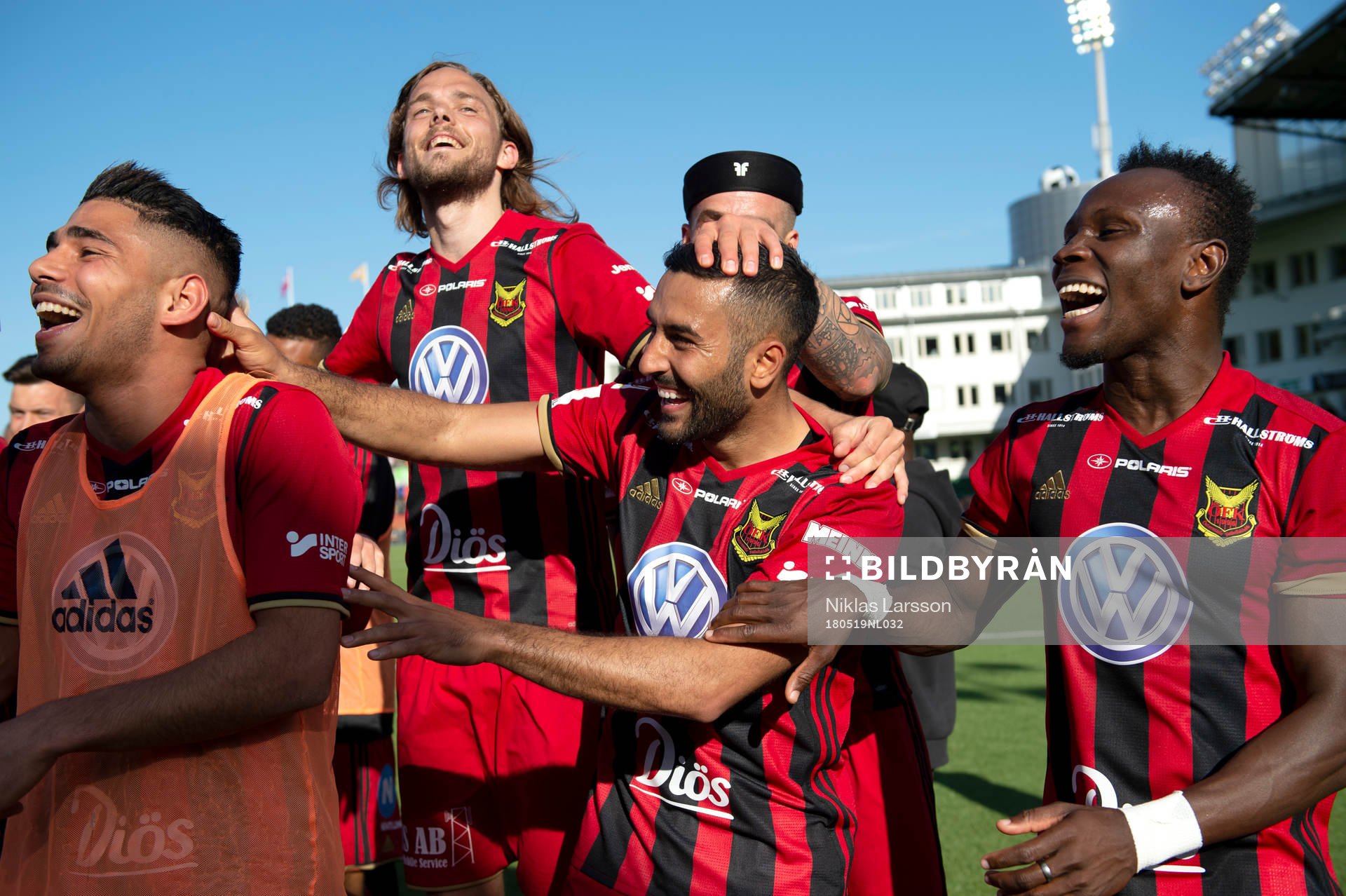 Östersunds Saman Ghoddos, Tom Pettersson, Hosam Aiesh och Samuel Mensiro jublar efter fotbollsmatchen i Allsvenskan mellan GIF Sundsvall och Östersund den 19 maj 2018 i Sundsvall.