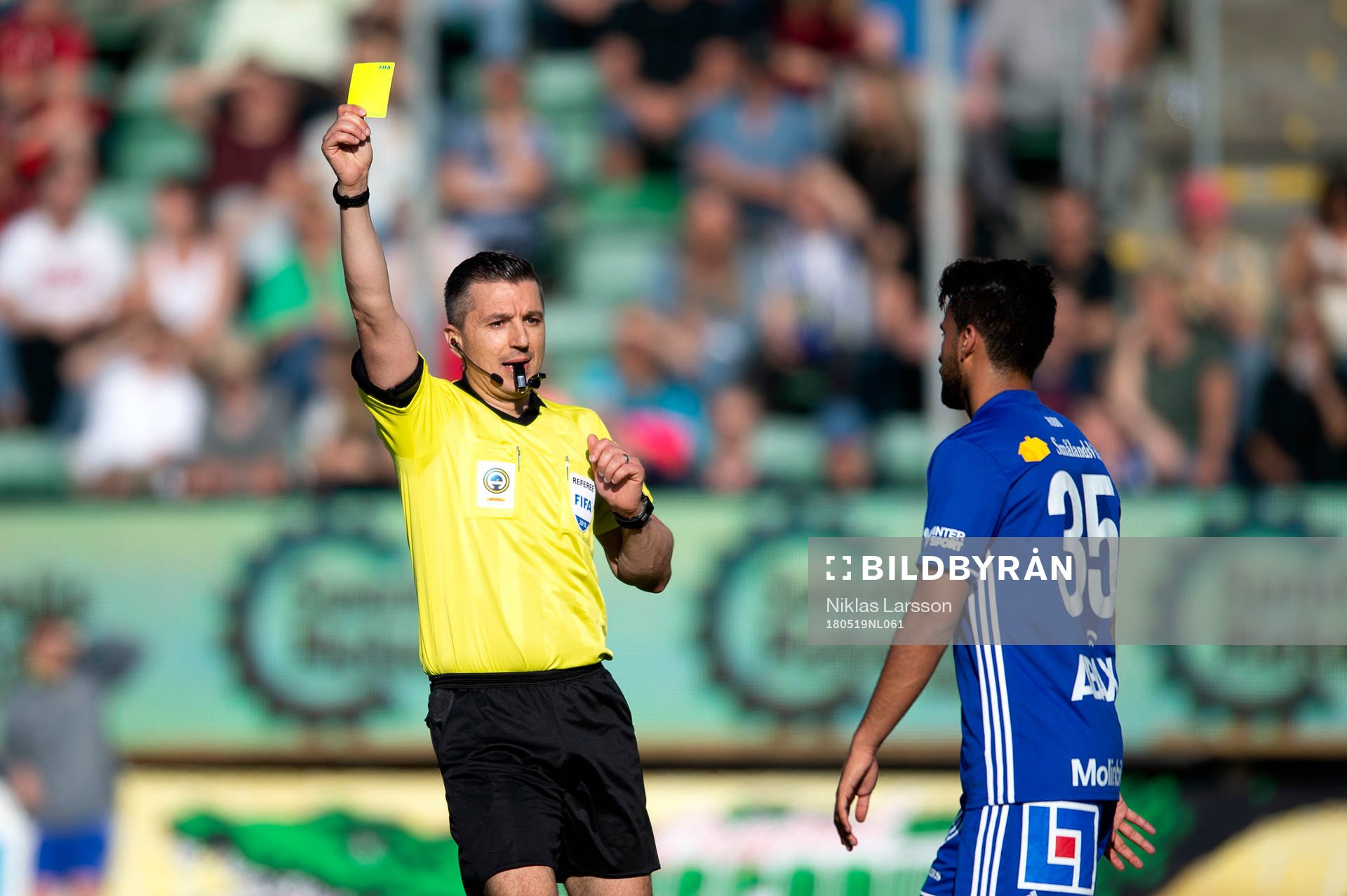 Domare Bojan Pandzic visar ett gult kort till Sundsvalls
