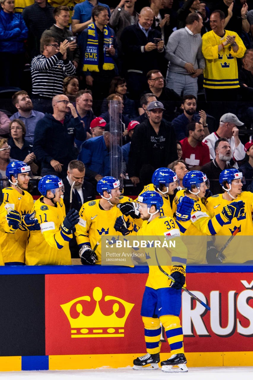 Sveriges Viktor Arvidsson jublar med båset