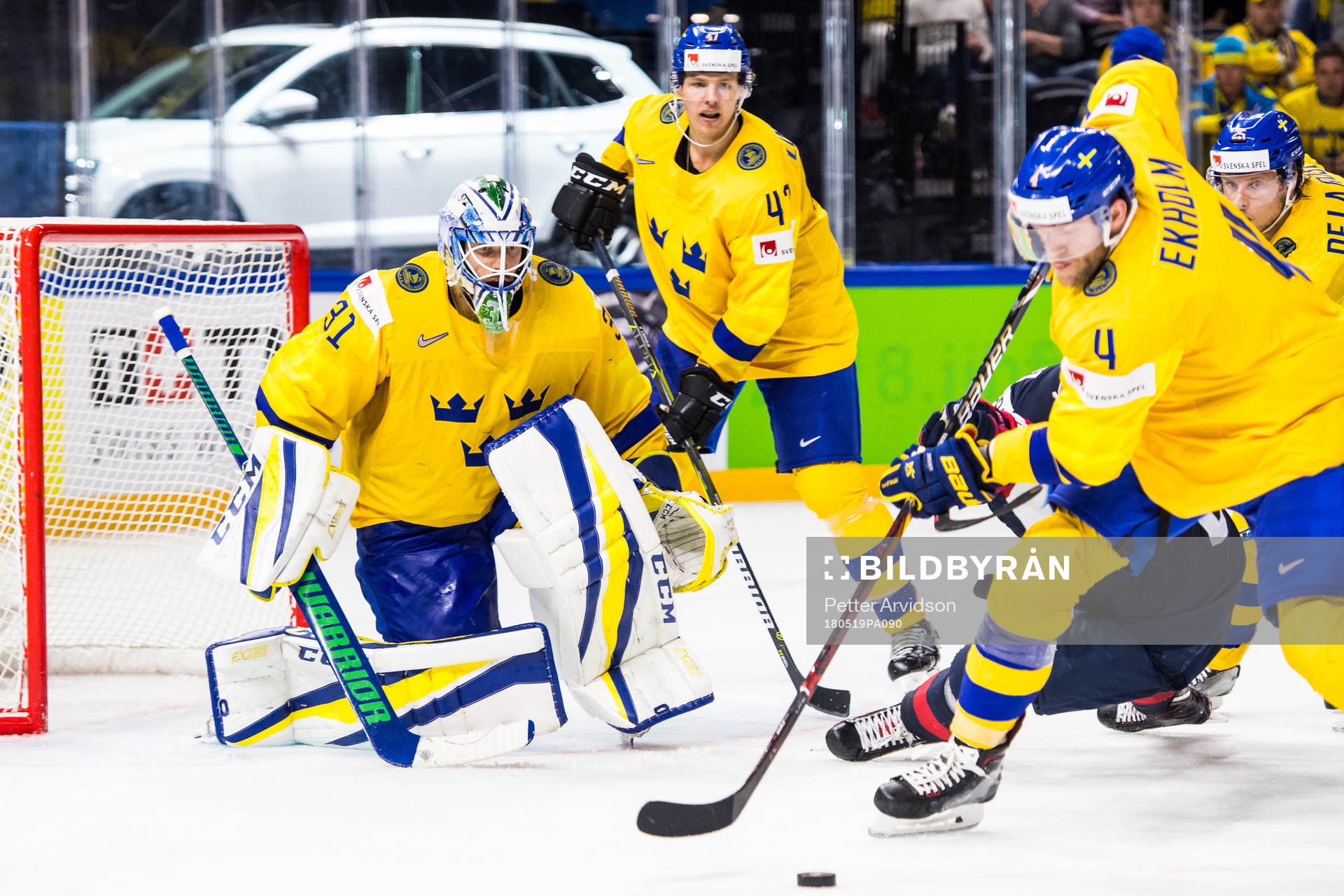 Sveriges Mattias Ekholm rensar undan framför Sveriges