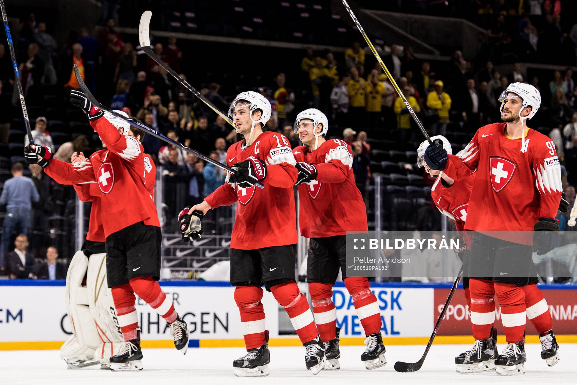 Schweiz spelare med Raphael Diaz (m) tackar publiken