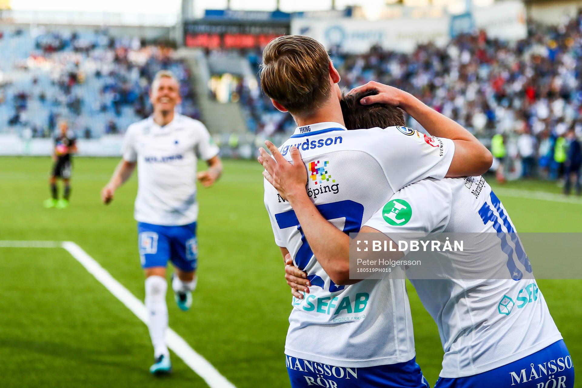 Norrköpings Simon Skrabb och Arnór Sigurdsson jublar efter 4-2 under fotbollsmatchen i Allsvenskan mellan Norrköping och Dalkurd den 19 maj 2018 i Norrköping.