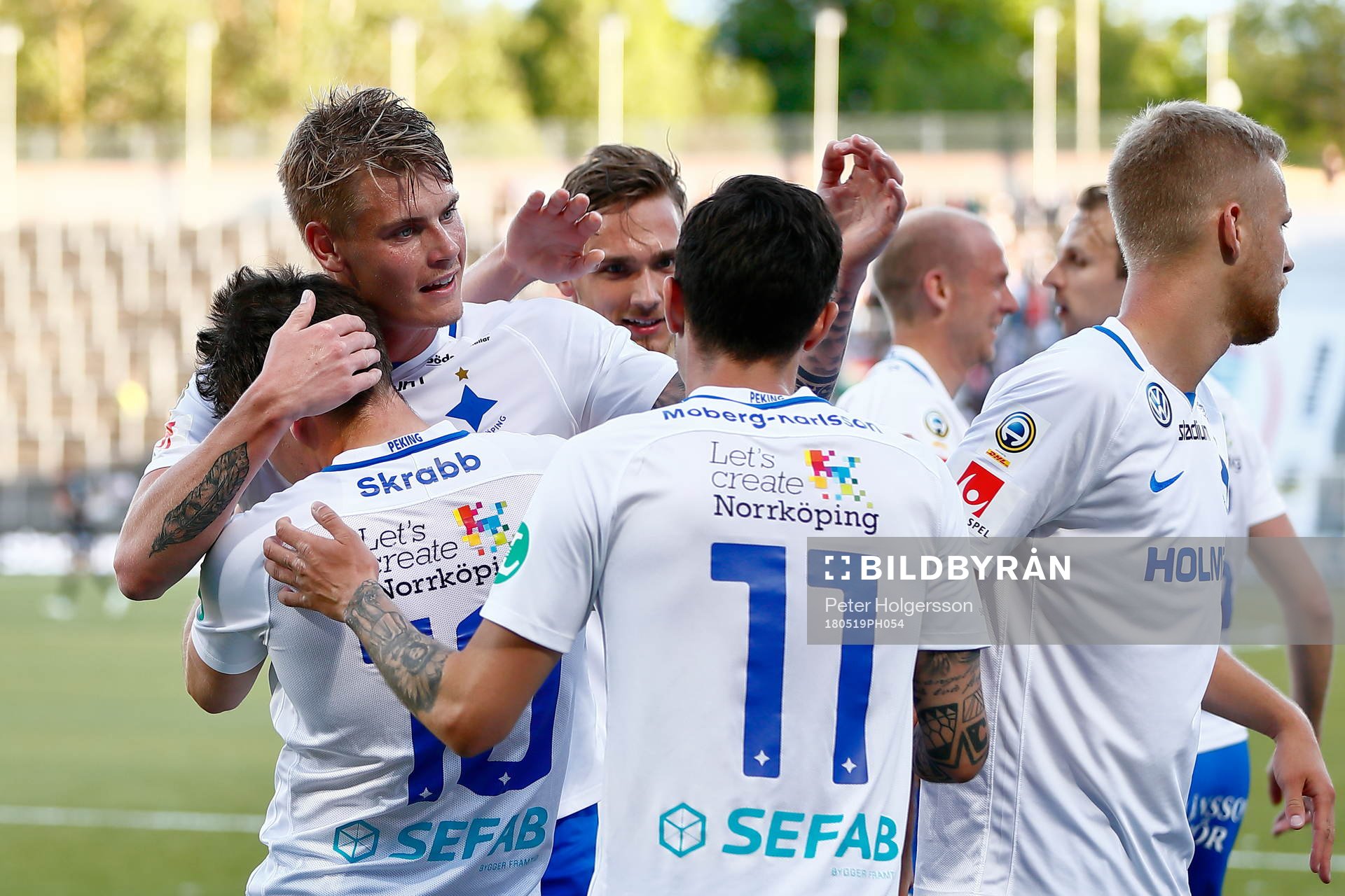 Norrköpings Eric Smith jublar med lagkamraterna efter mål 4-2 av Simon Skrabb under fotbollsmatchen i Allsvenskan mellan Norrköping och Dalkurd den 19 maj 2018 i Norrköping.