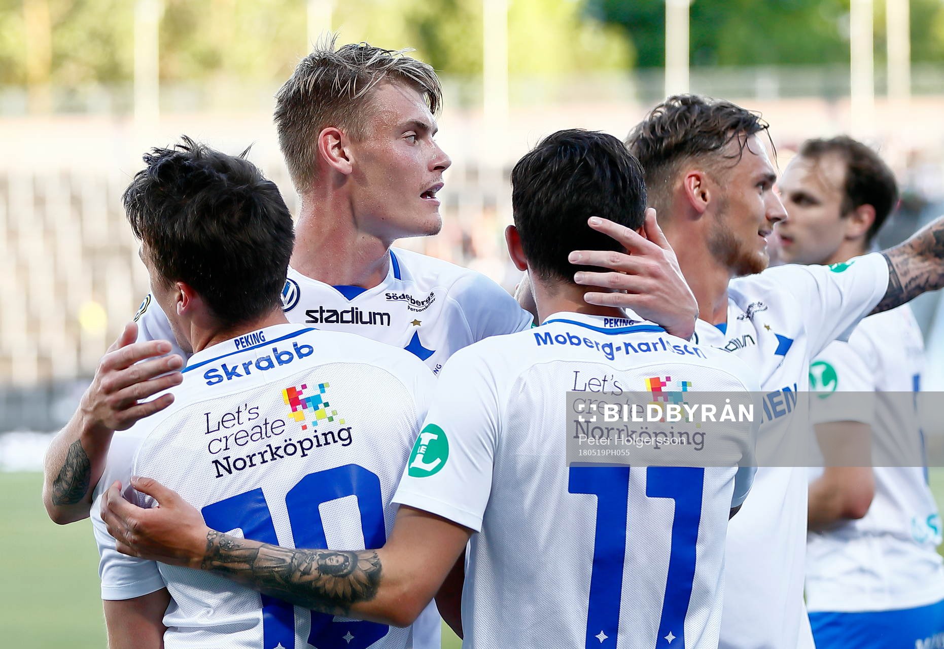 Norrköpings Eric Smith jublar med lagkamraterna