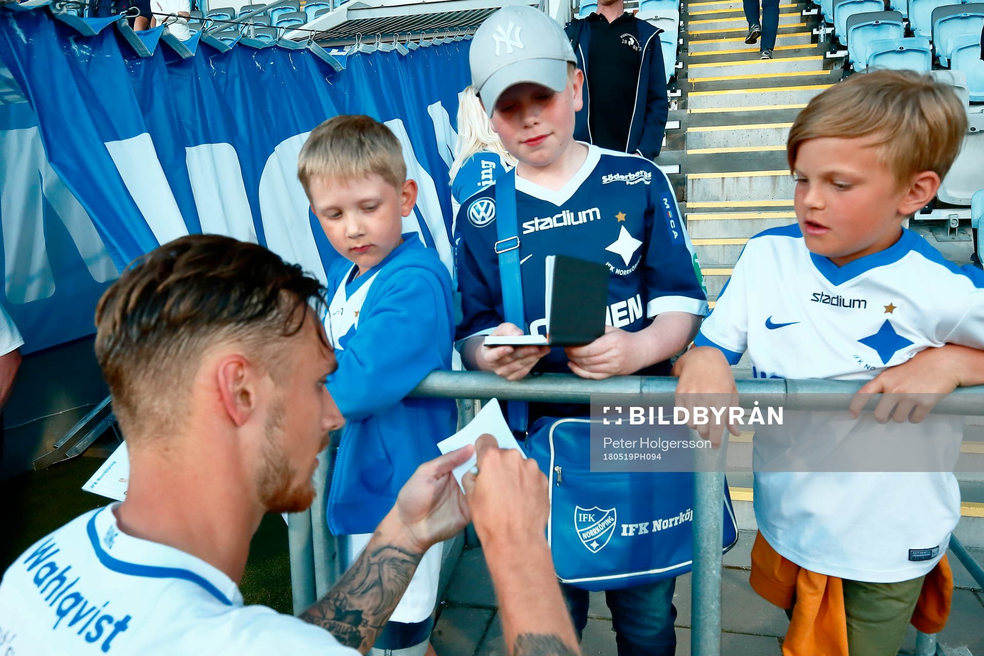 Norrköpings Linus Wahlqvist skriver autografer