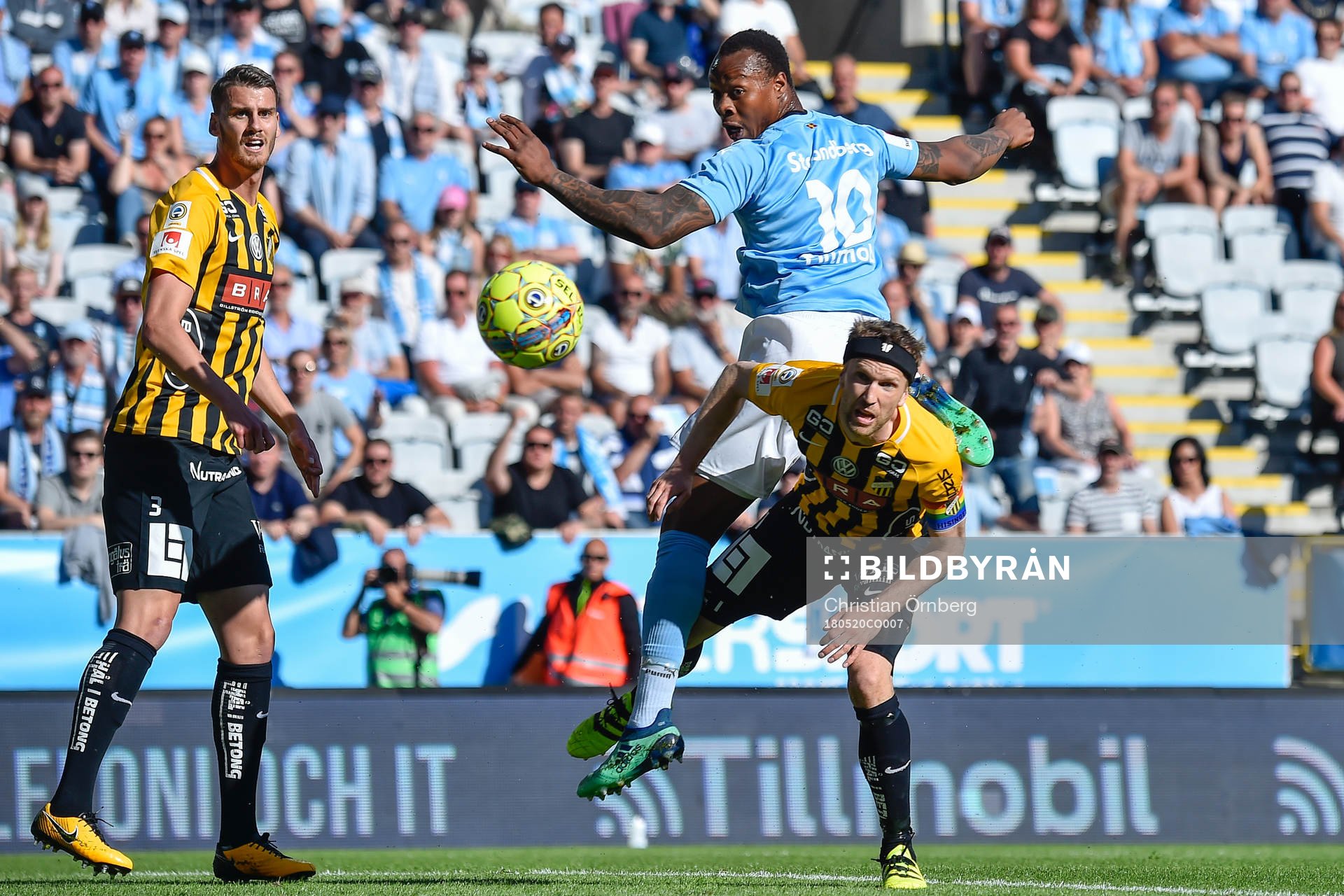 Malmö FFs Carlos Strandberg i i kamp om bollen med