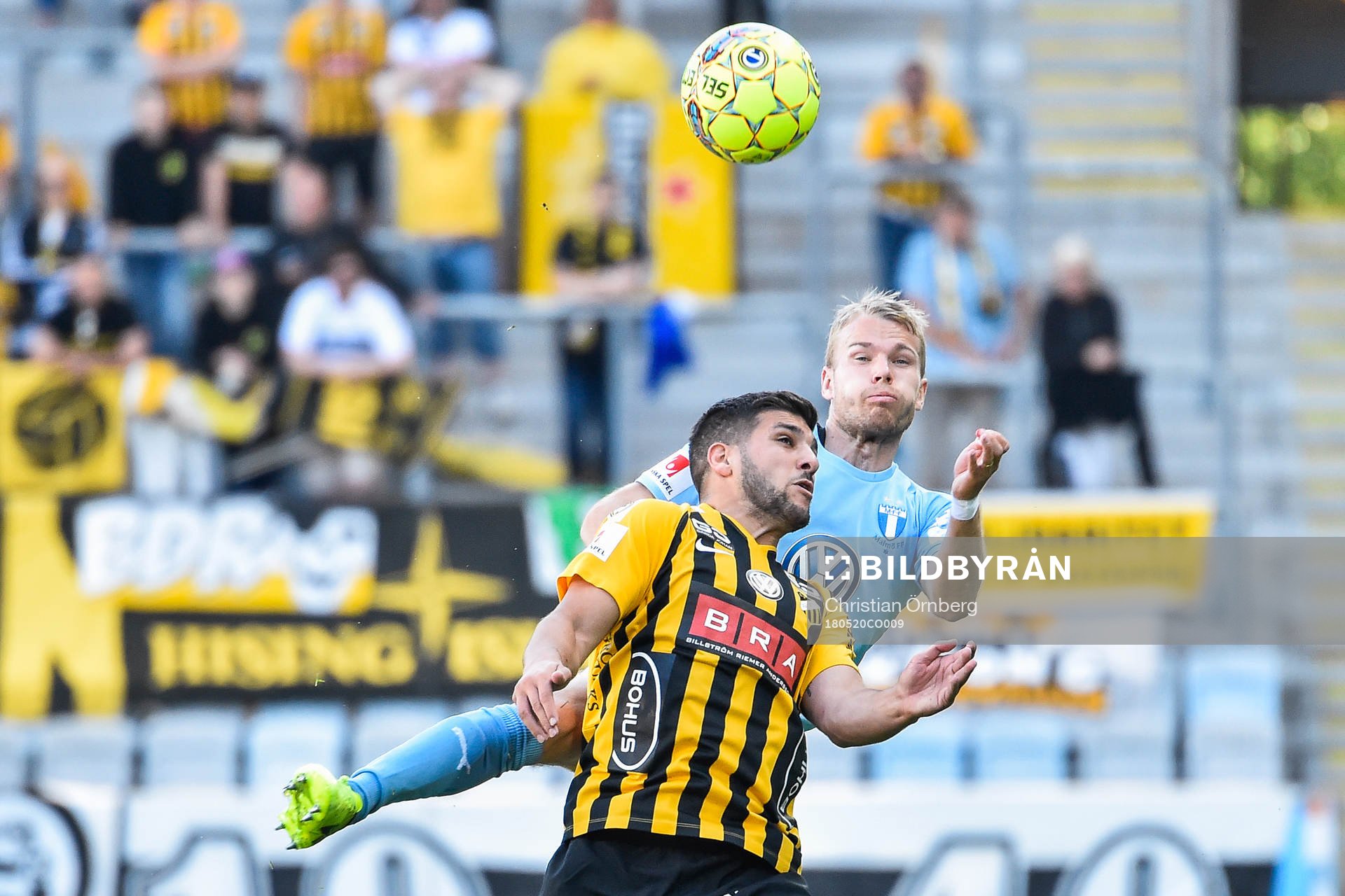 Häckens Moestapha El Kabir och Malmö FFs Oscar Lewicki i nickduell under fotbollsmatchen i Allsvenskan mellan Malmö FF och Häcken den 20 maj 2018 i Malmö.