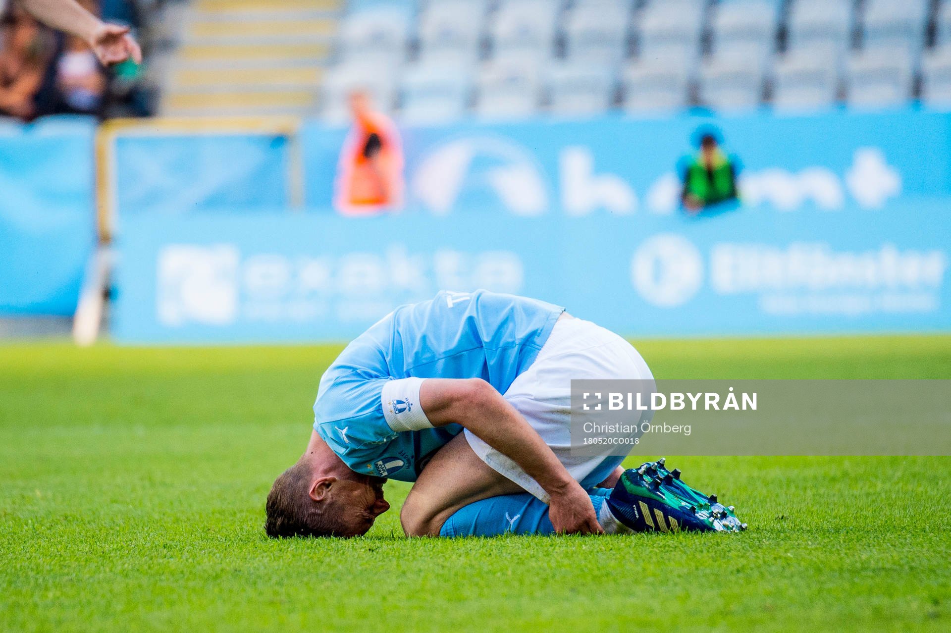 Malmö FFs Markus Rosenberg grinar illa efter en smäll under fotbollsmatchen i Allsvenskan mellan Malmö FF och Häcken den 20 maj 2018 i Malmö.