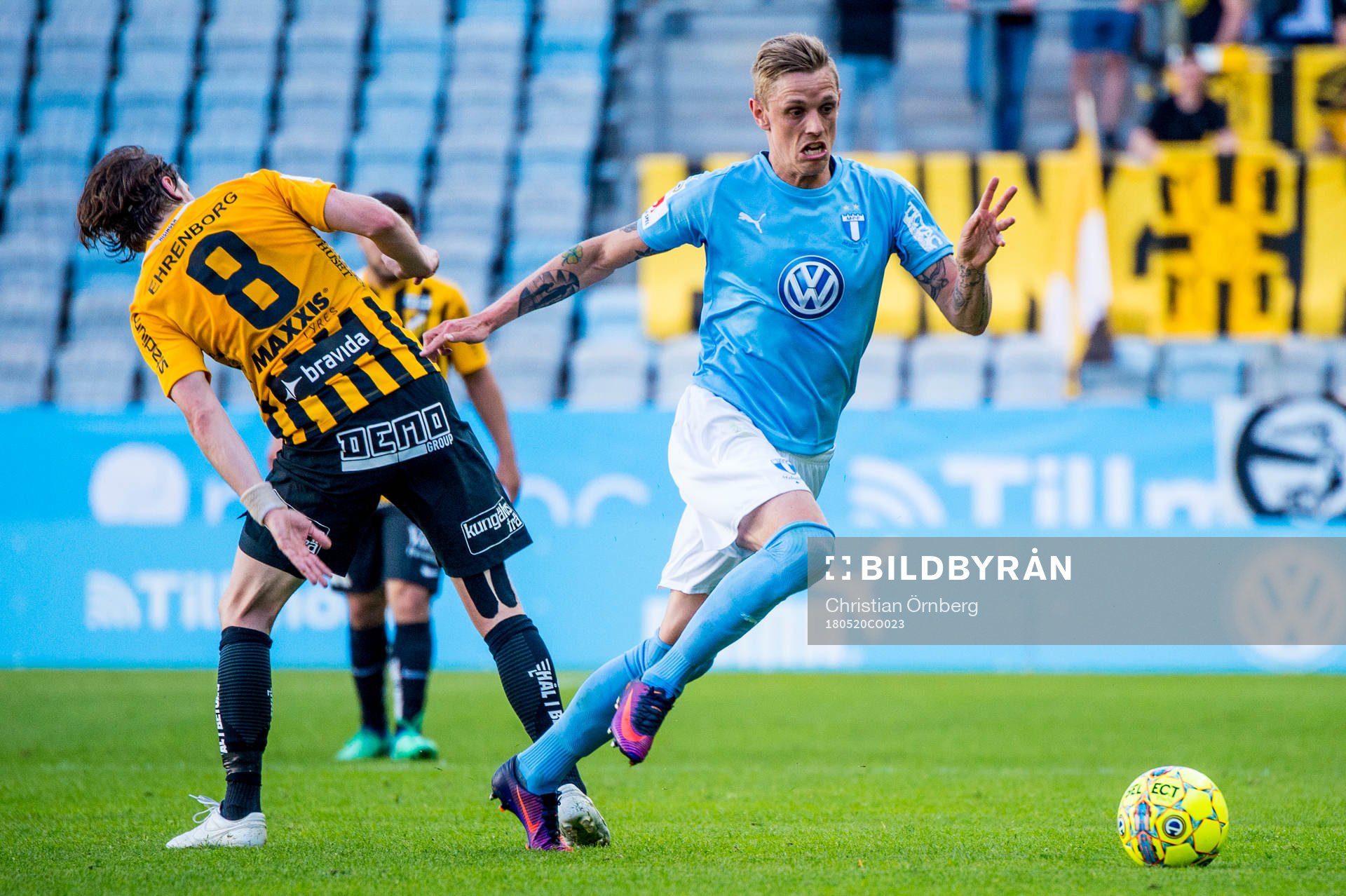 Malmö FFs Sören Rieks mot Häckens Erik Friberg
