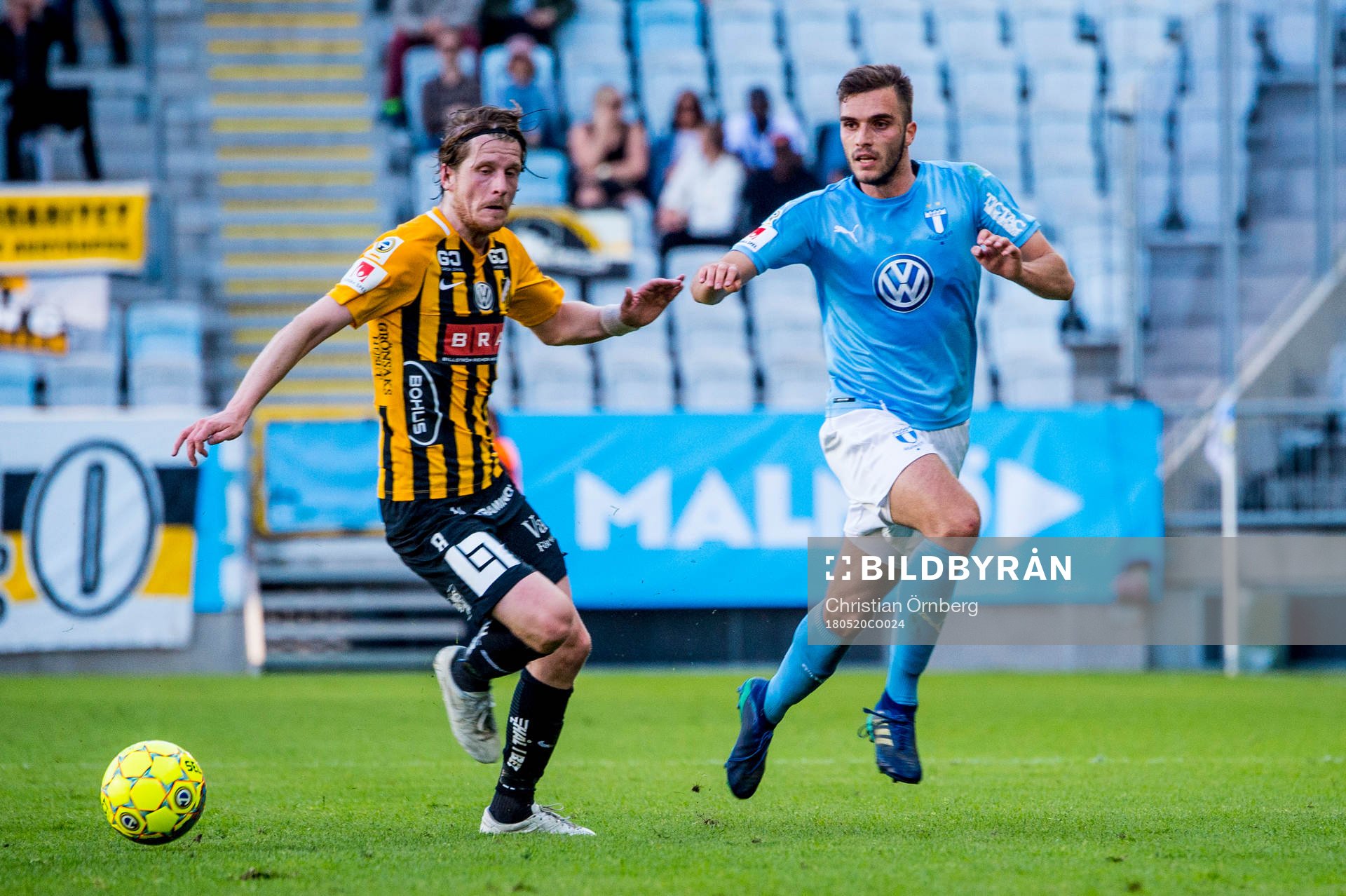 Häckens Erik Friberg mot Malmö FFs Egzon Binaku