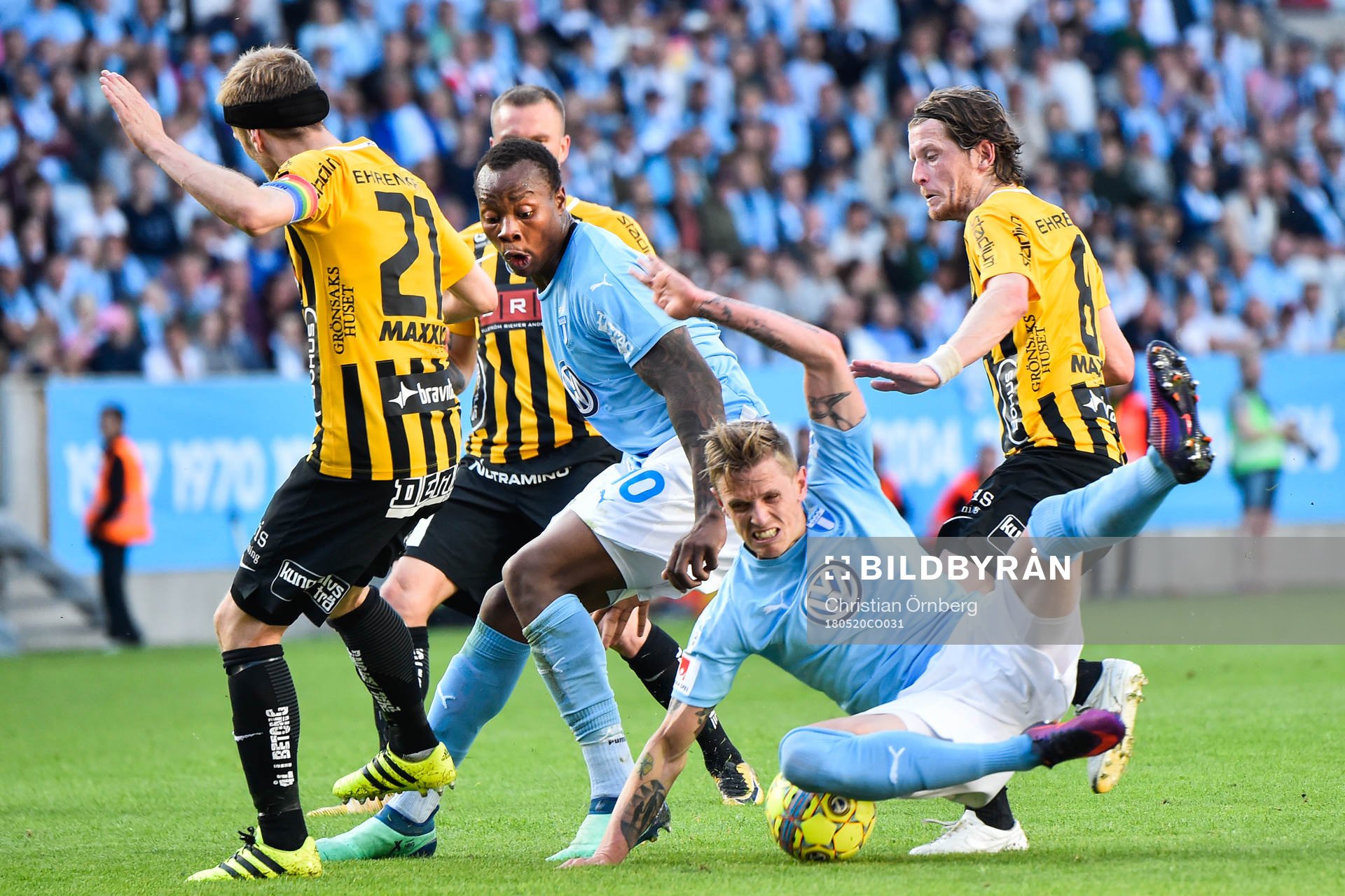 Malmö FFs Sören Rieks och Carlos Strandberg i kamp om