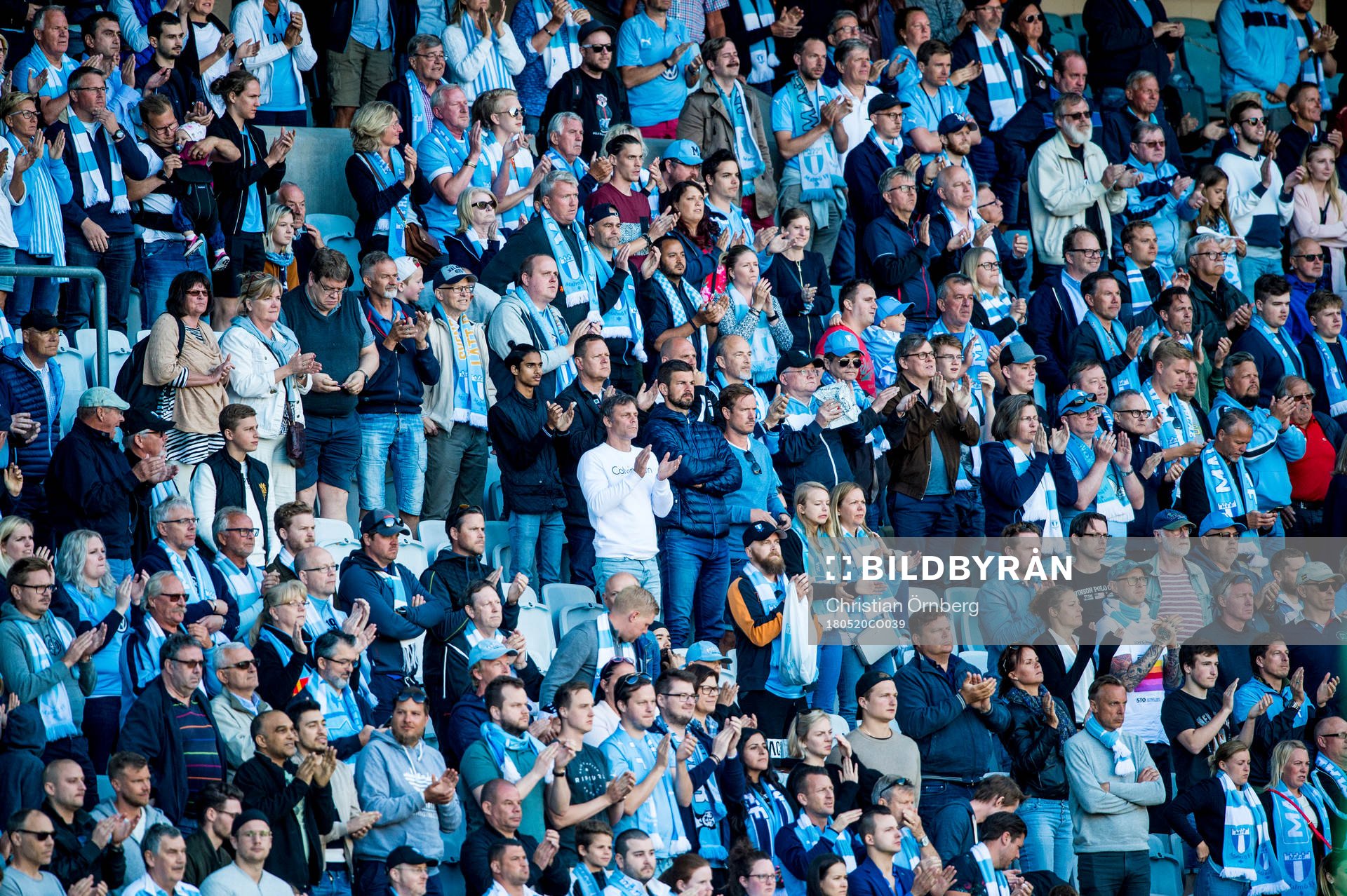 Stående applåder från Malmö FFs supportrar